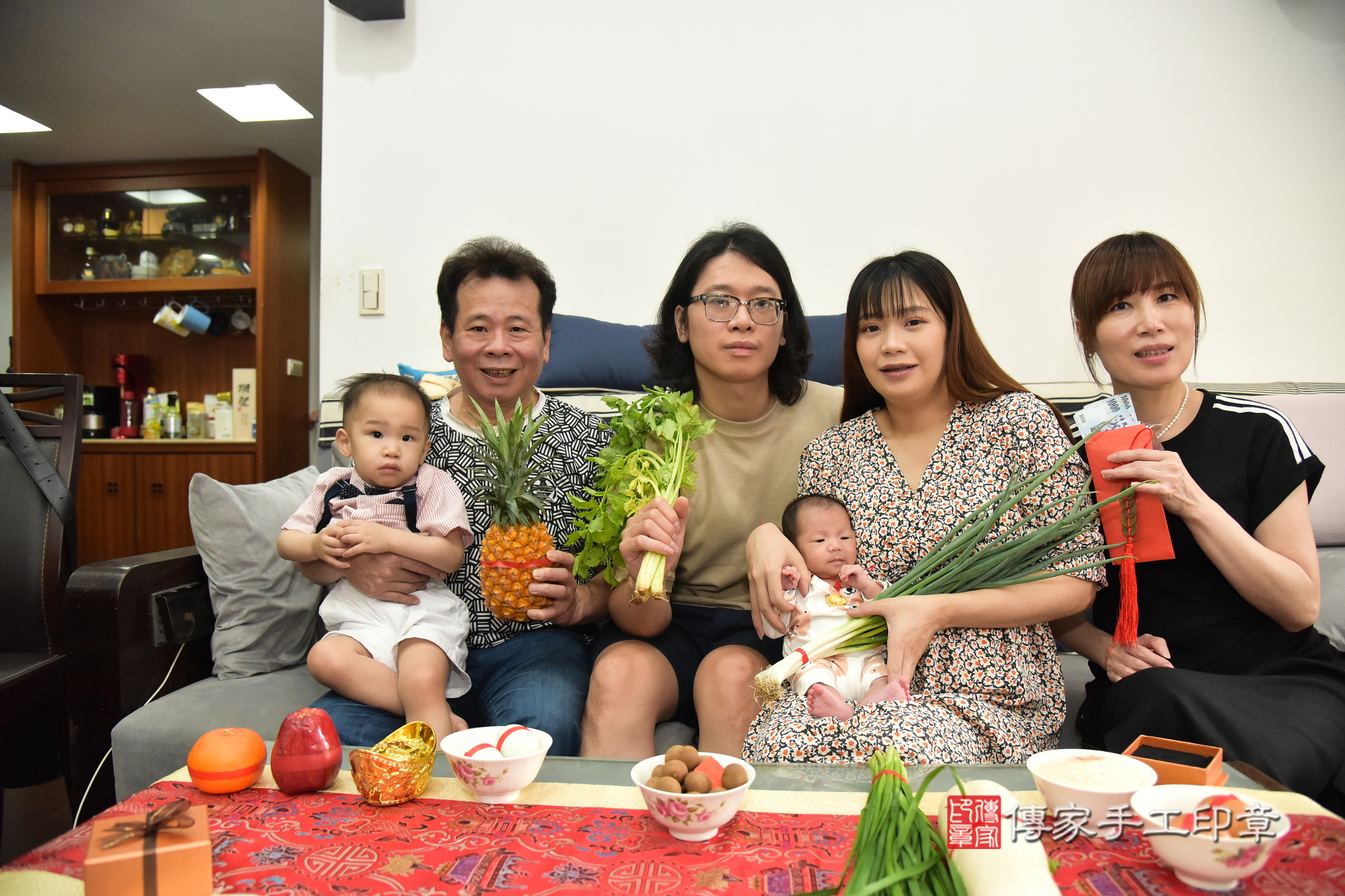 臻臻寶寶(新北中和區到府嬰兒臻臻寶寶滿月剃頭理髮、到府嬰兒剃胎毛儀式吉祥話)。到府剃頭剃胎毛主持、專業拍照、證書。★購買「臍帶章、肚臍章、胎毛筆刷印章」贈送：剃頭、收涎、抓周，三選一。2024.5.20，照片9