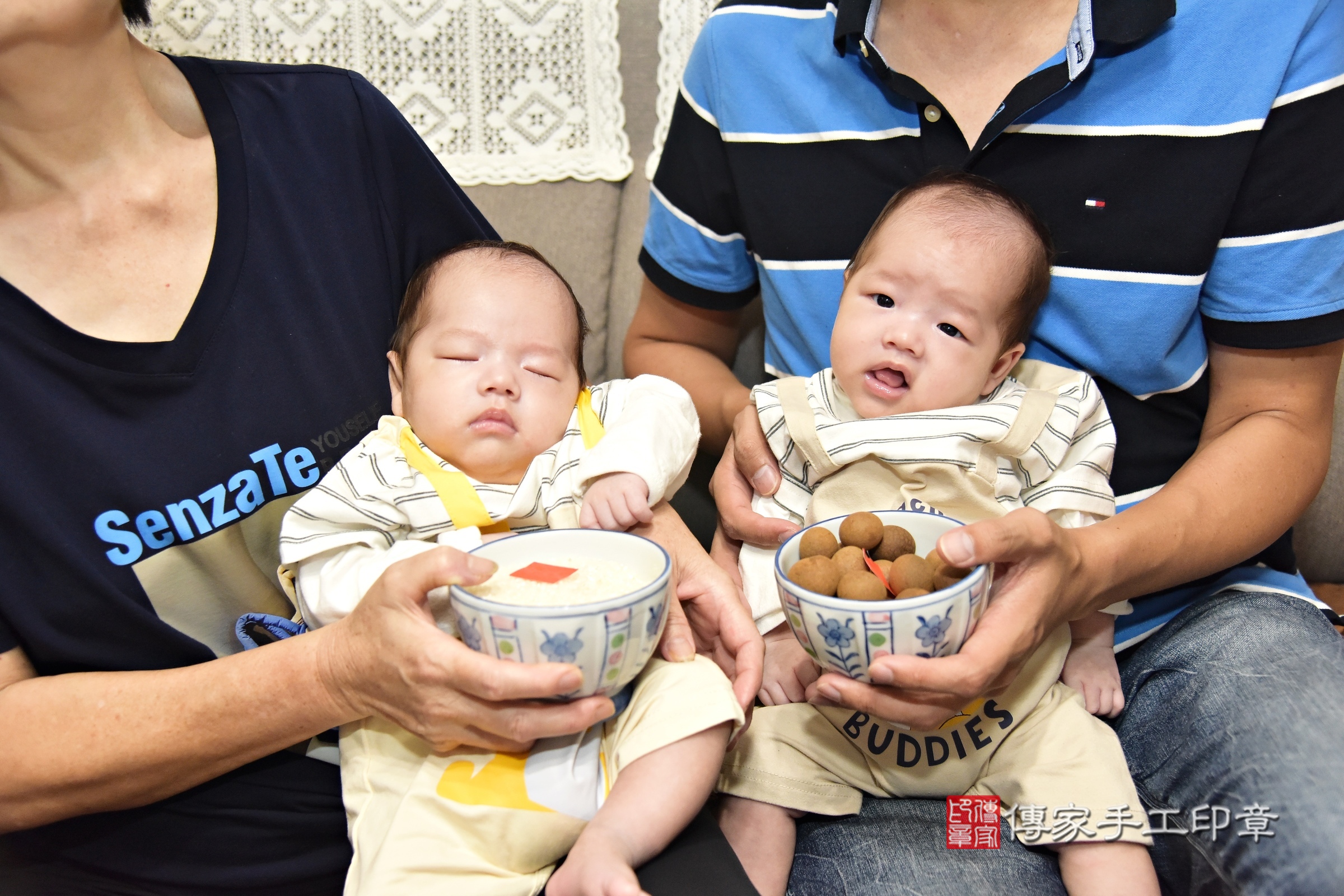 小浥寶寶和小浤寶寶(台北市信義區到府嬰兒小浥寶寶和小浤寶寶滿月剃頭理髮、到府嬰兒剃胎毛儀式吉祥話)。到府剃頭剃胎毛主持、專業拍照、證書。★購買「臍帶章、肚臍章、胎毛筆刷印章」贈送：剃頭、收涎、抓周，三選一。2024.5.27，照片6