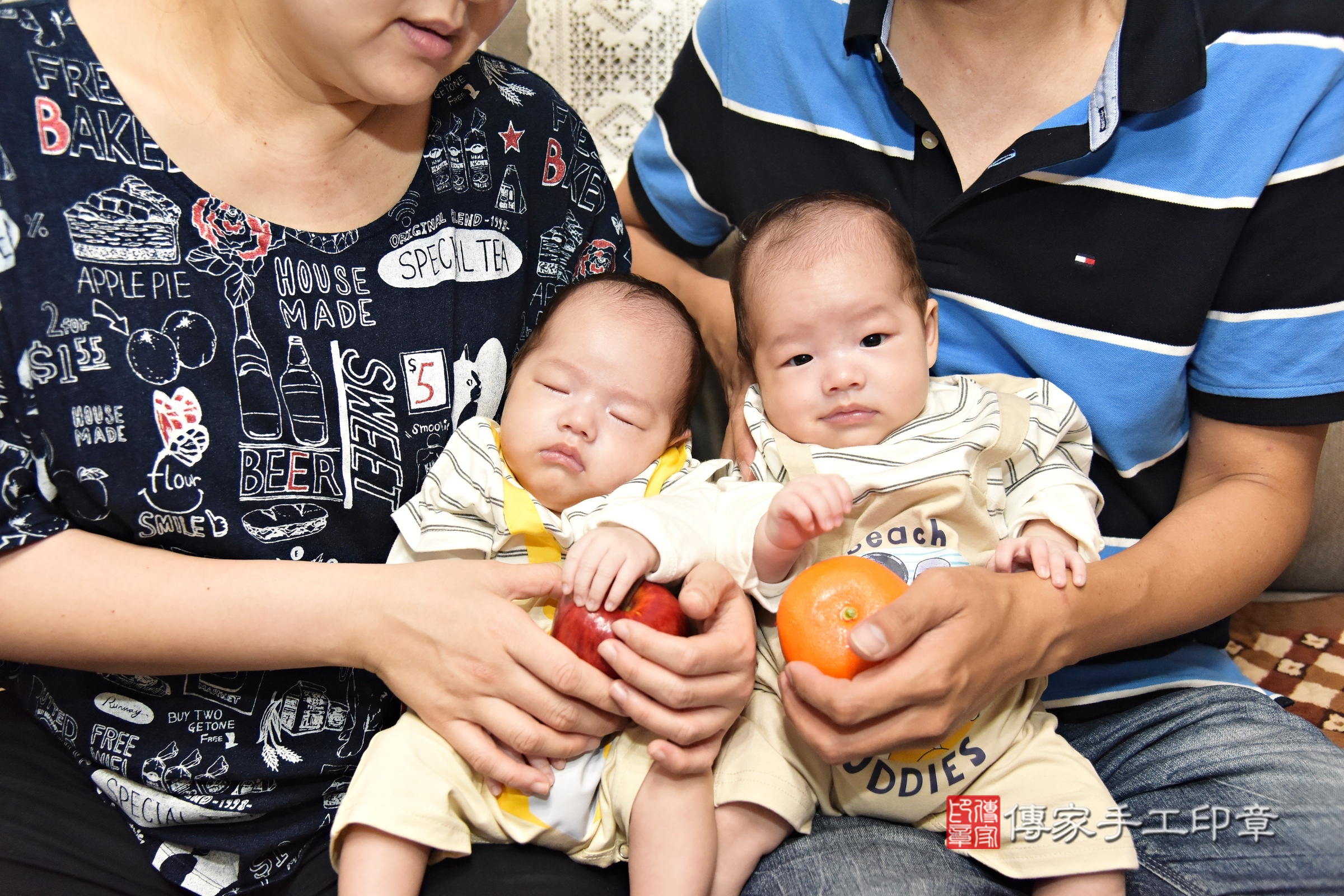 小浥寶寶和小浤寶寶(台北市信義區到府嬰兒小浥寶寶和小浤寶寶滿月剃頭理髮、到府嬰兒剃胎毛儀式吉祥話)。到府剃頭剃胎毛主持、專業拍照、證書。★購買「臍帶章、肚臍章、胎毛筆刷印章」贈送：剃頭、收涎、抓周，三選一。2024.5.27，照片7