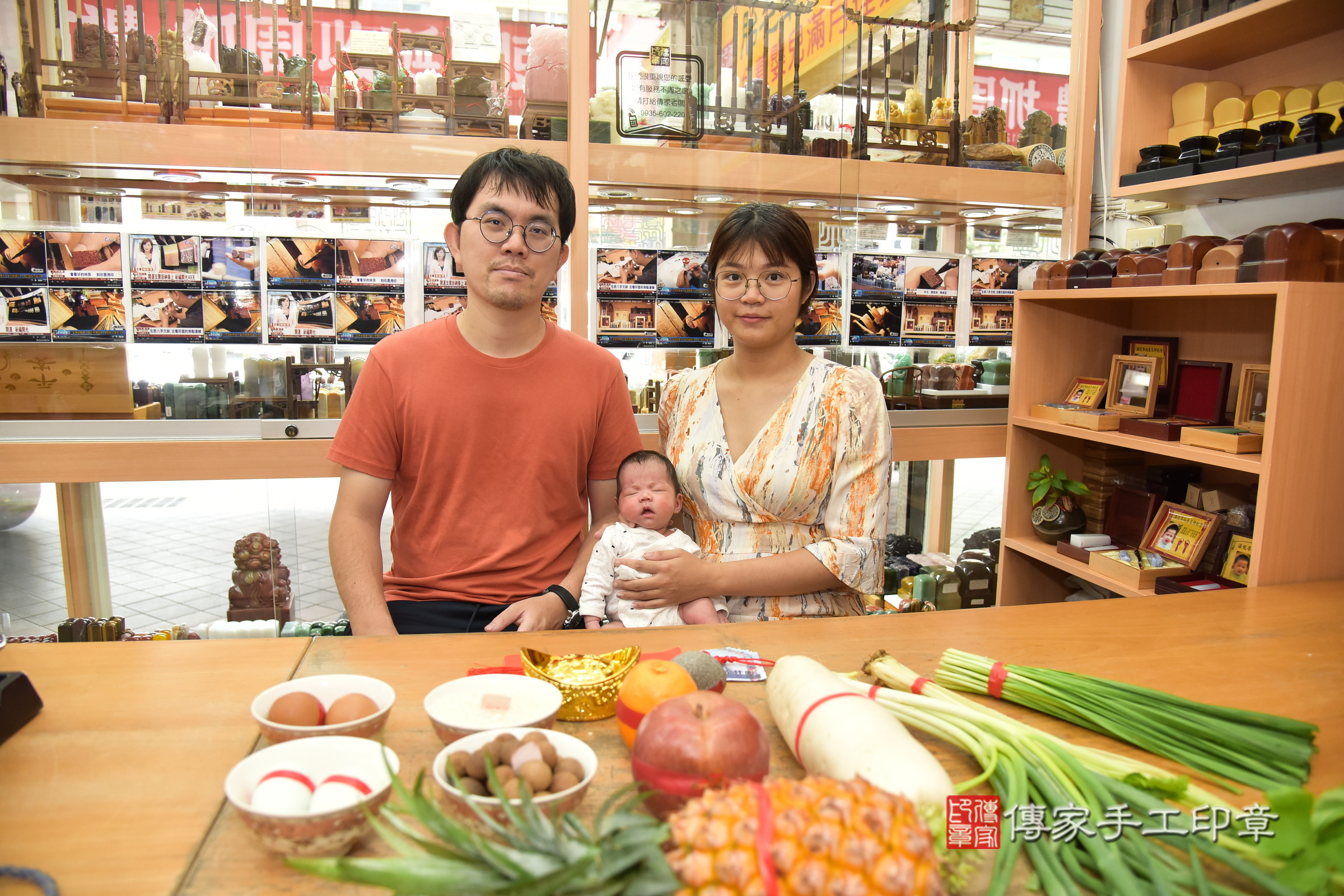 小泠寶寶(新北市永和區嬰兒寶寶滿月剃頭理髮、嬰兒剃胎毛儀式吉祥話)。中國風會場，爸媽寶貝穿「日中韓」古裝禮服。專業拍照、證書。★購買「臍帶章、肚臍章、胎毛筆刷印章」贈送：剃頭、收涎、抓周，三選一。2024.5.29，照片1