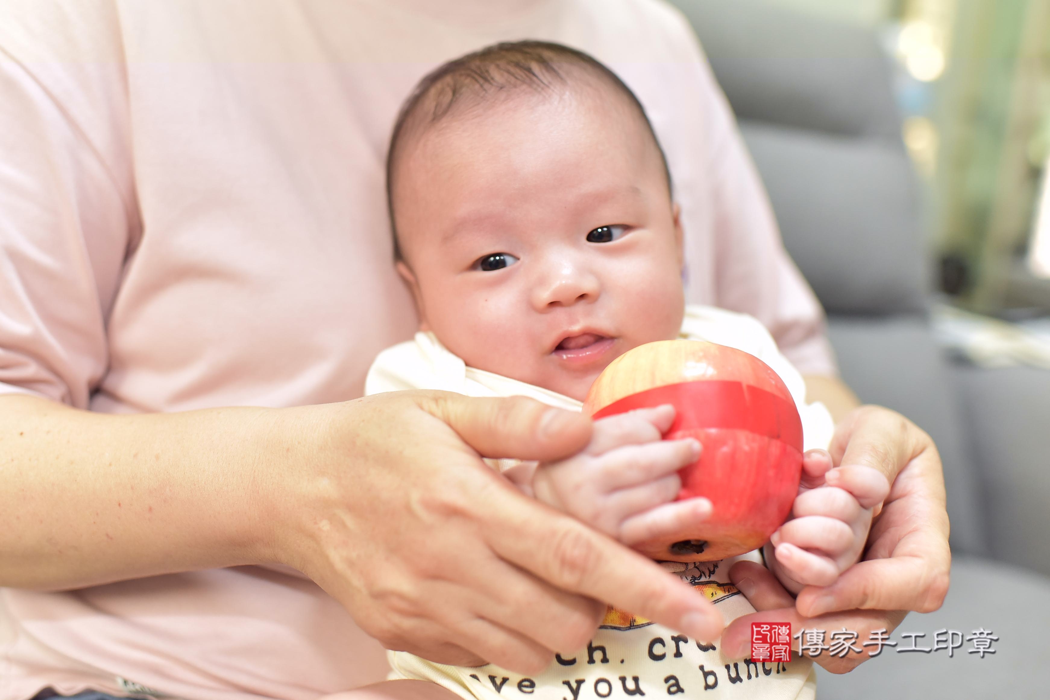 傳家手工印章台南店、抓周、度脺、中國風會場、傳家嬰兒古禮、吉祥話、抓周道具物品24種、拍照。抓周證書。寶寶抓周、滿周歲、生日快樂、祝福