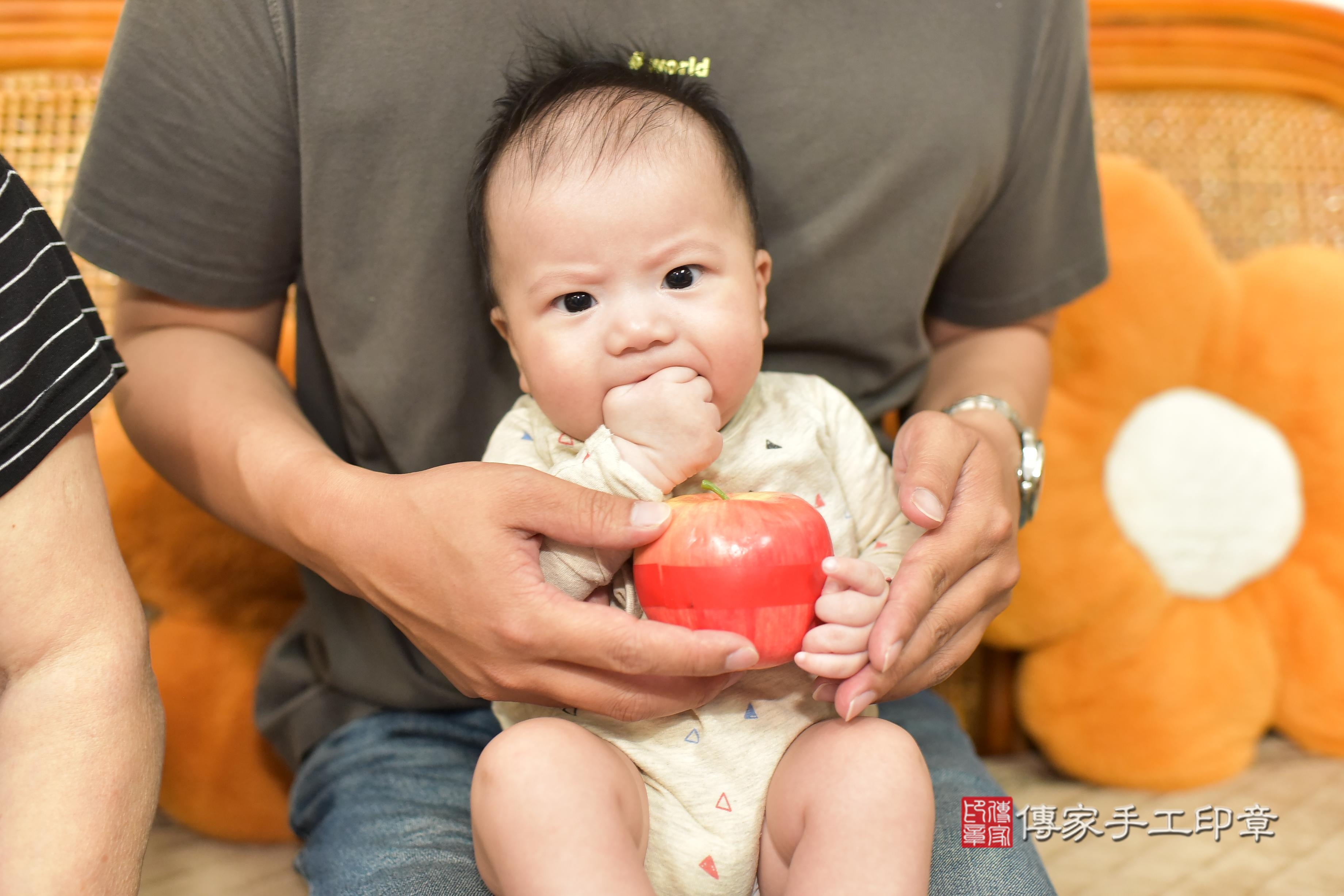 傳家手工印章台南店、抓周、度脺、中國風會場、傳家嬰兒古禮、吉祥話、抓周道具物品24種、拍照。抓周證書。寶寶抓周、滿周歲、生日快樂、祝福