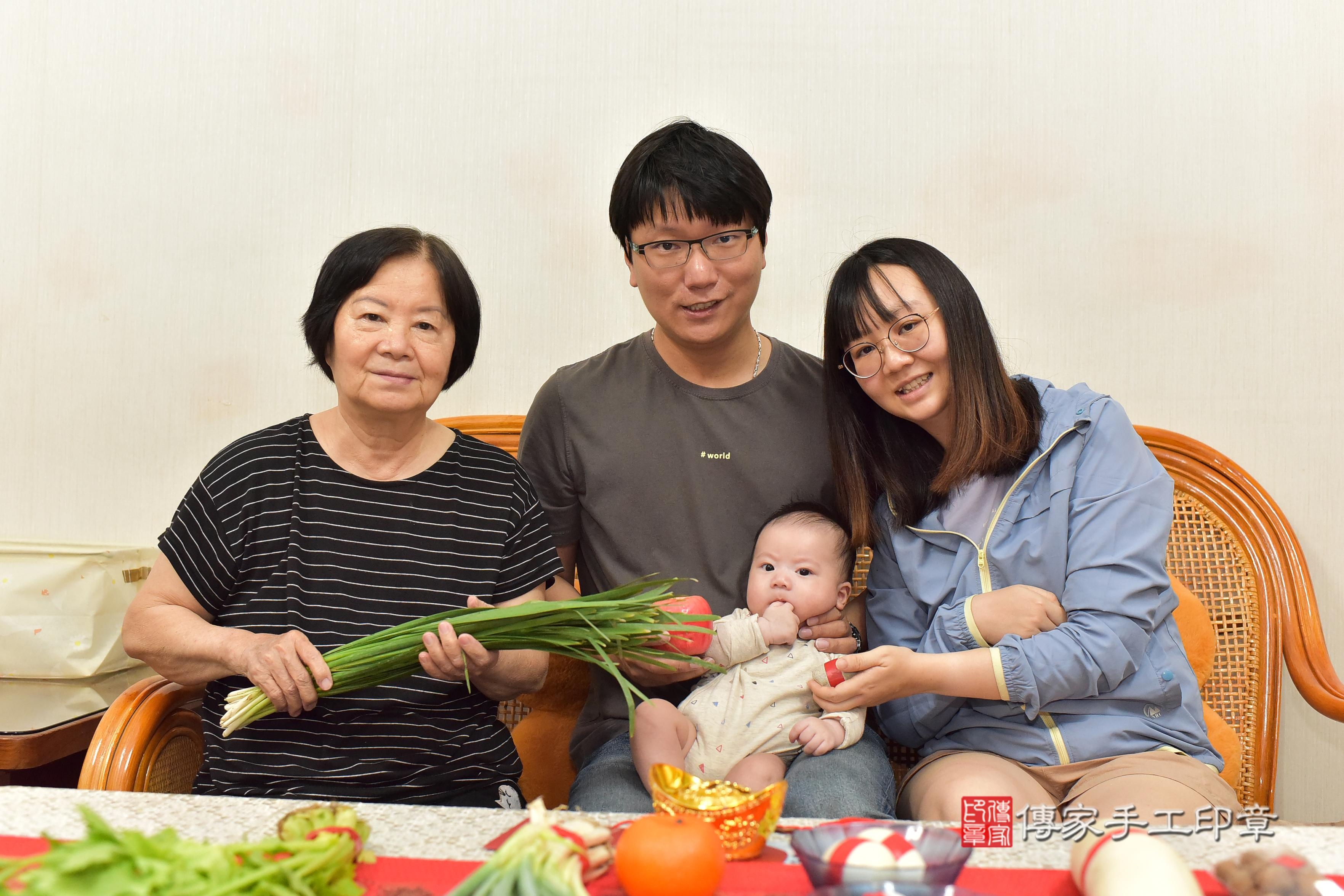 傳家手工印章台南店、抓周、度脺、中國風會場、傳家嬰兒古禮、吉祥話、抓周道具物品24種、拍照。抓周證書。寶寶抓周、滿周歲、生日快樂、祝福