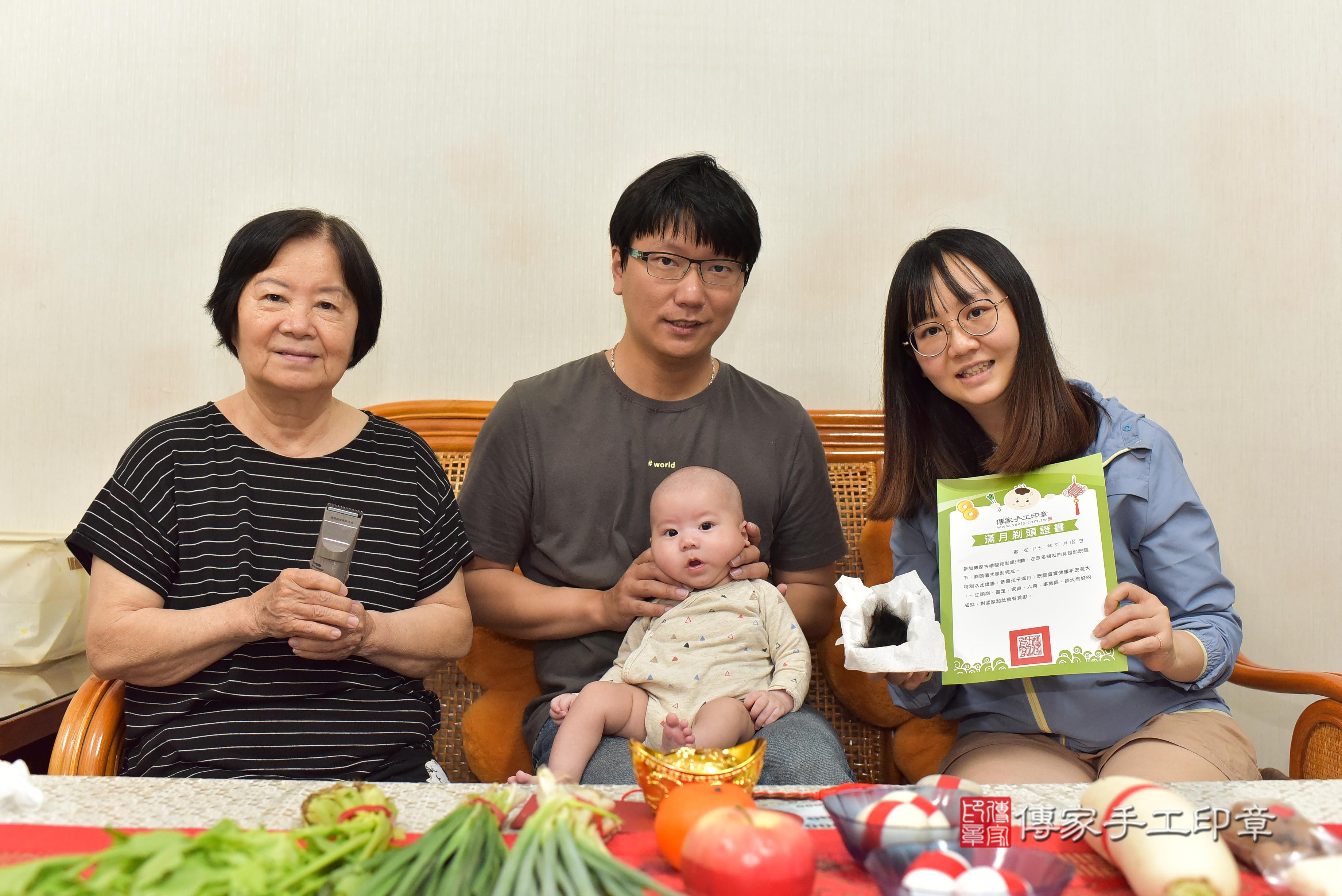 傳家手工印章台南店、抓周、度脺、中國風會場、傳家嬰兒古禮、吉祥話、抓周道具物品24種、拍照。抓周證書。寶寶抓周、滿周歲、生日快樂、祝福