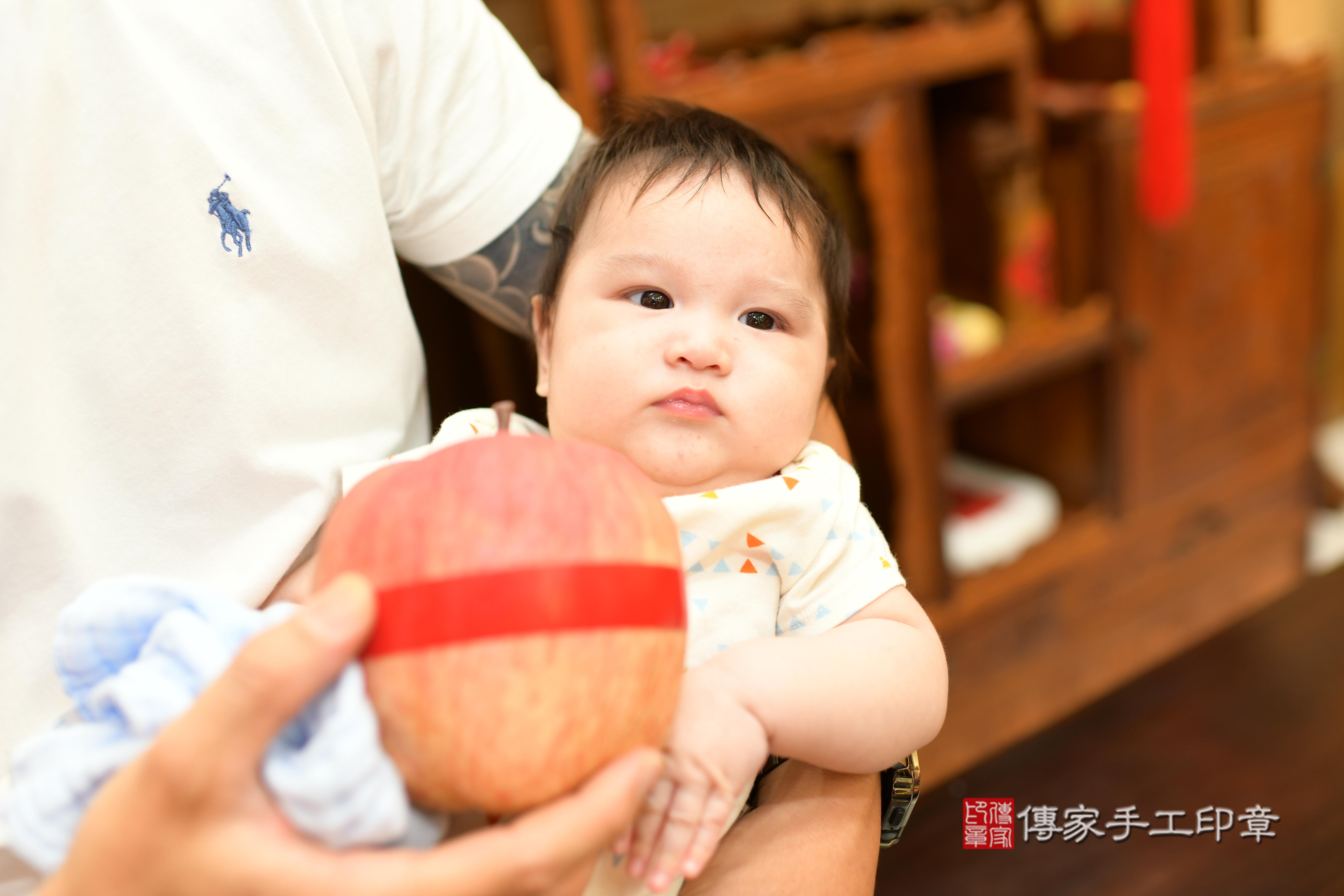 傳家手工印章台南店、抓周、度脺、中國風會場、傳家嬰兒古禮、吉祥話、抓周道具物品24種、拍照。抓周證書。寶寶抓周、滿周歲、生日快樂、祝福