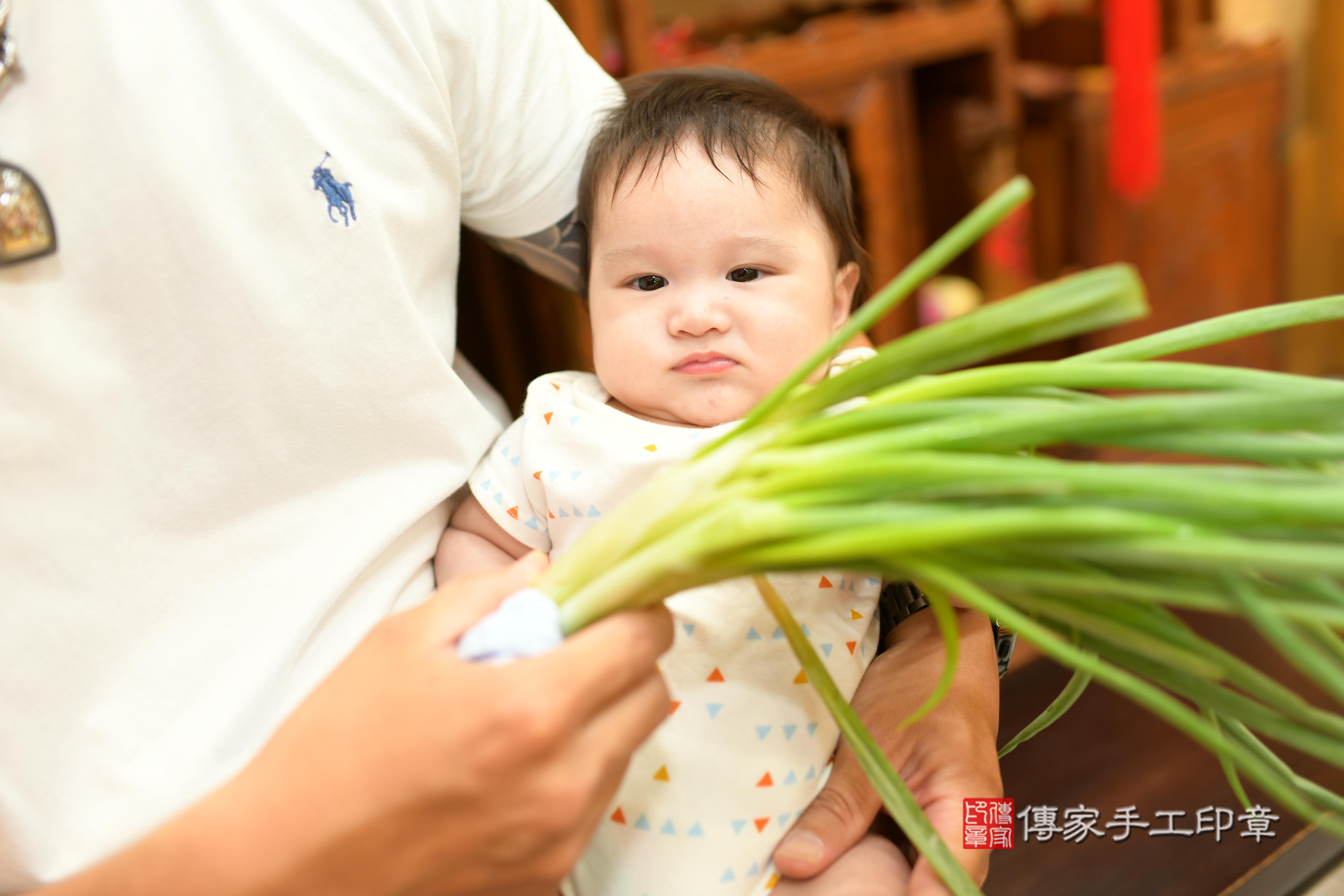 傳家手工印章台南店、抓周、度脺、中國風會場、傳家嬰兒古禮、吉祥話、抓周道具物品24種、拍照。抓周證書。寶寶抓周、滿周歲、生日快樂、祝福