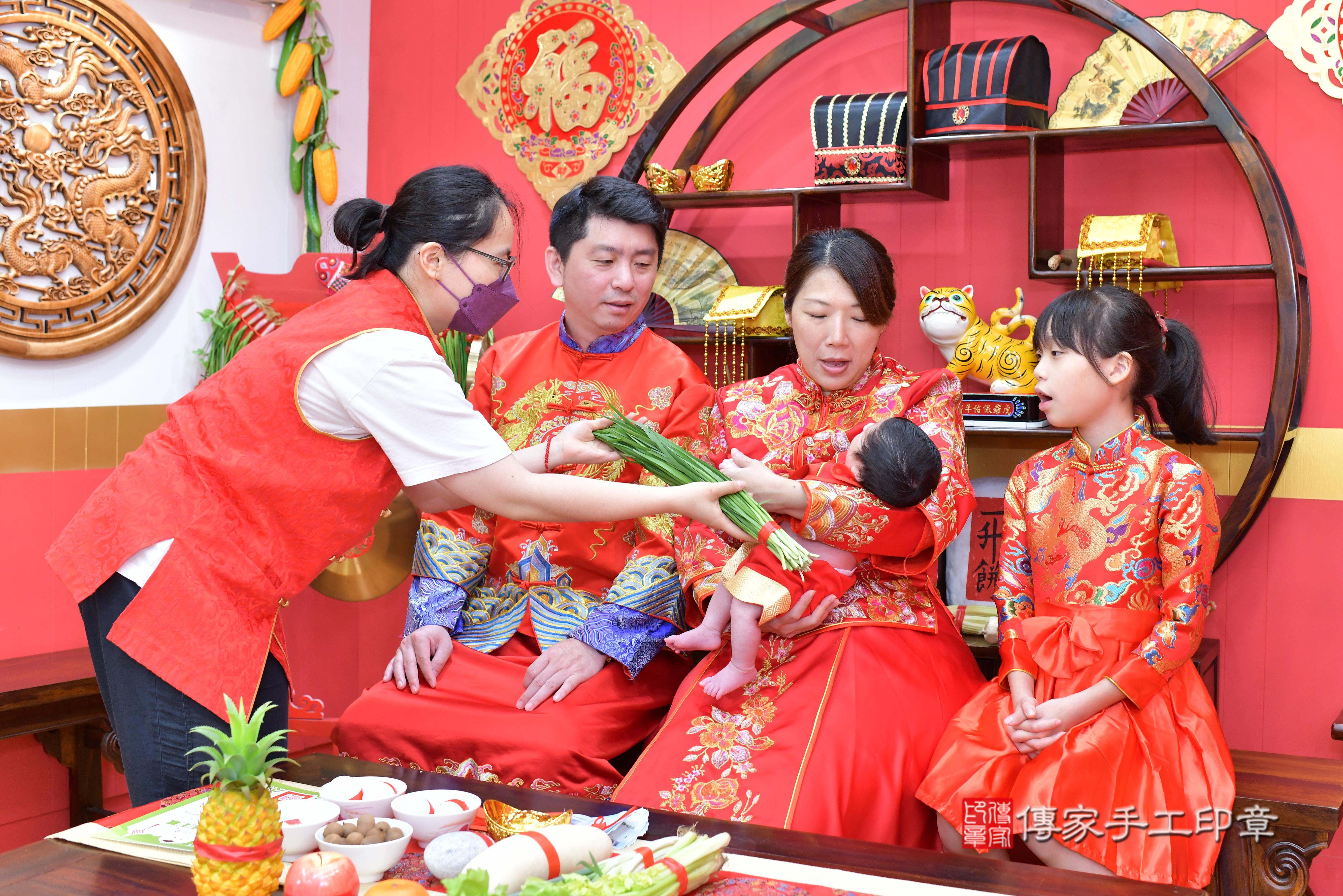 傳家手工印章桃園店、抓周、度脺、中國風會場、傳家嬰兒古禮、吉祥話、抓周道具物品24種、拍照。抓周證書。寶寶抓周、滿周歲、生日快樂、祝福