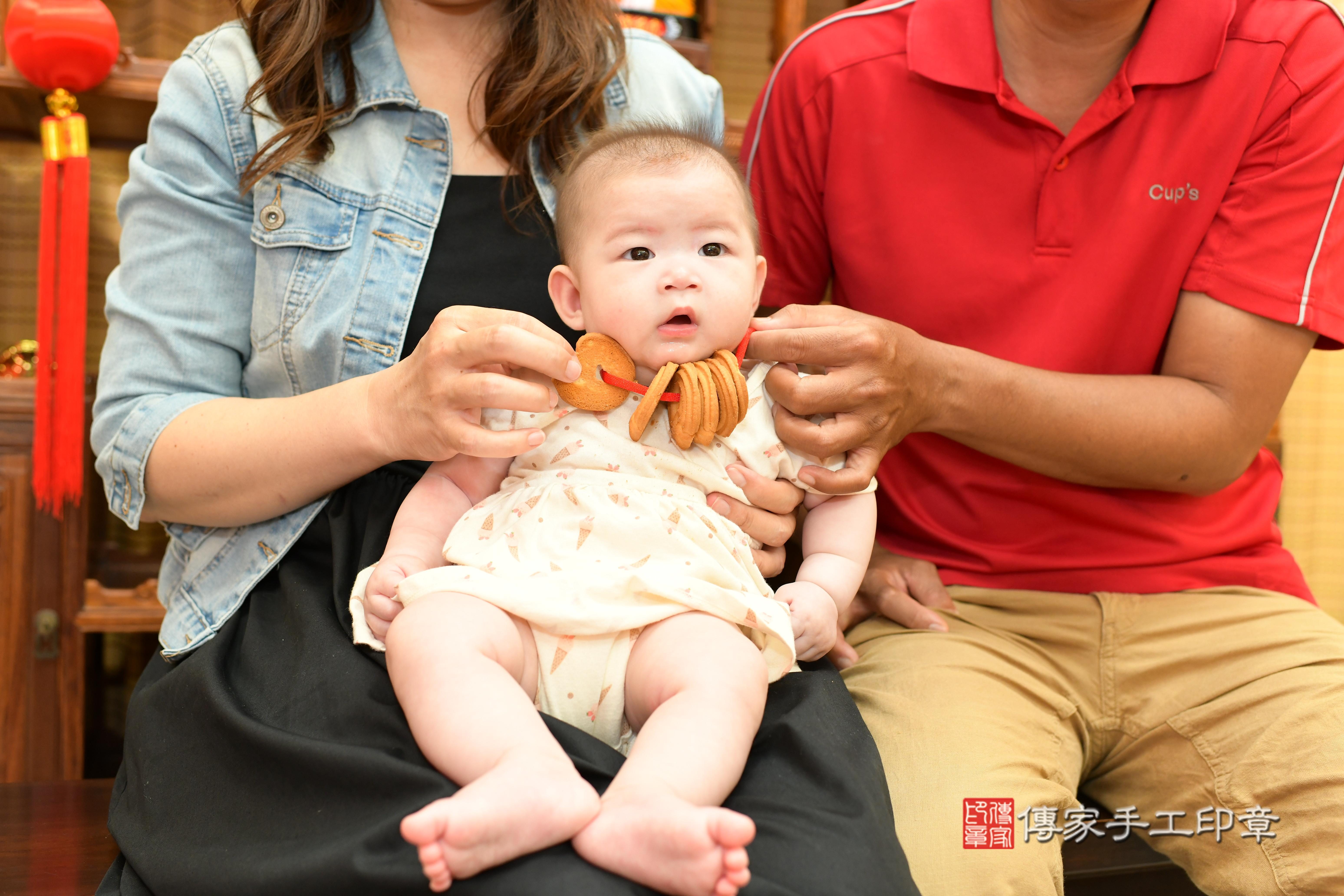 傳家手工印章台南店、抓周、度脺、中國風會場、傳家嬰兒古禮、吉祥話、抓周道具物品24種、拍照。抓周證書。寶寶抓周、滿周歲、生日快樂、祝福