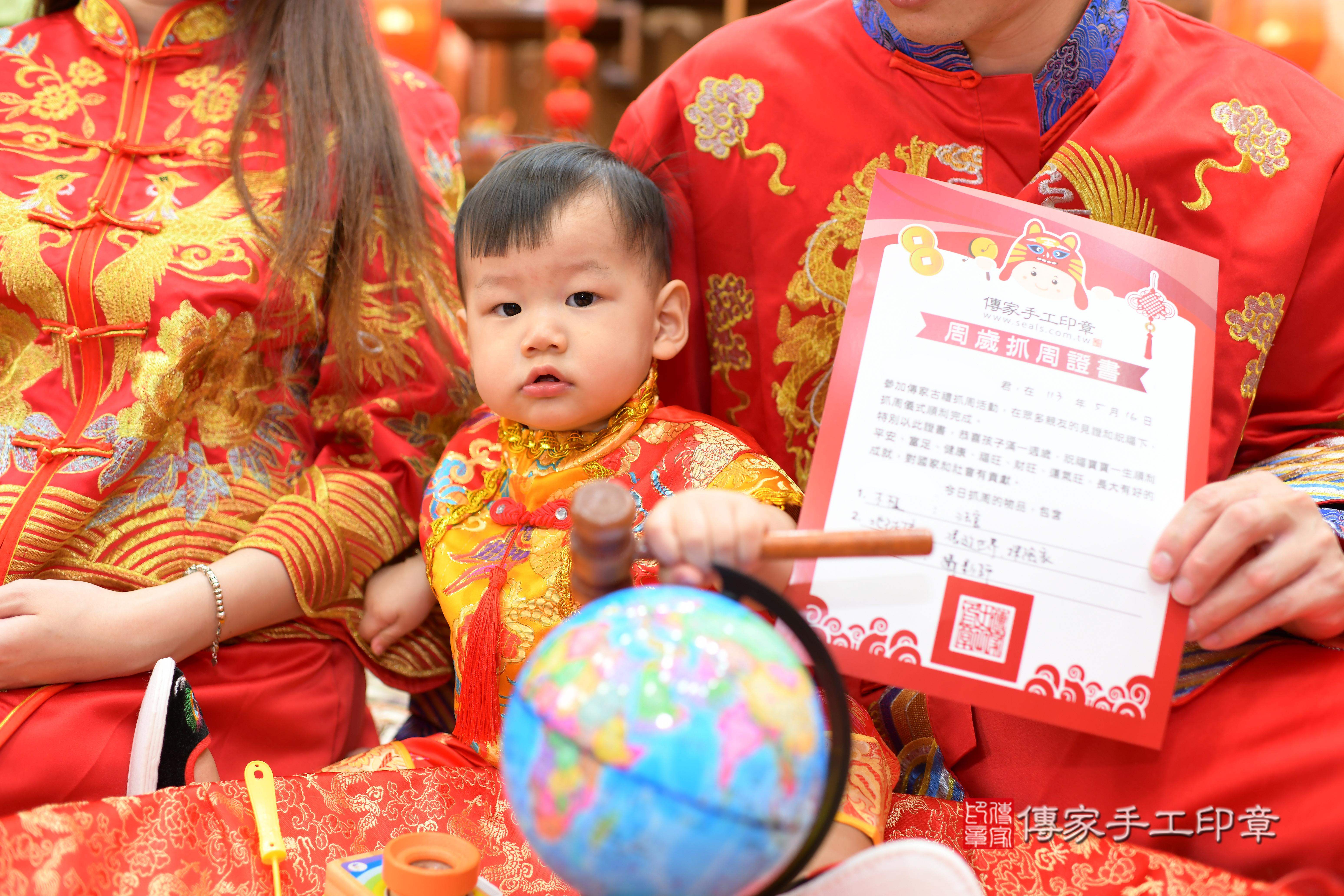 傳家手工印章台南店、抓周、度脺、中國風會場、傳家嬰兒古禮、吉祥話、抓周道具物品24種、拍照。抓周證書。寶寶抓周、滿周歲、生日快樂、祝福