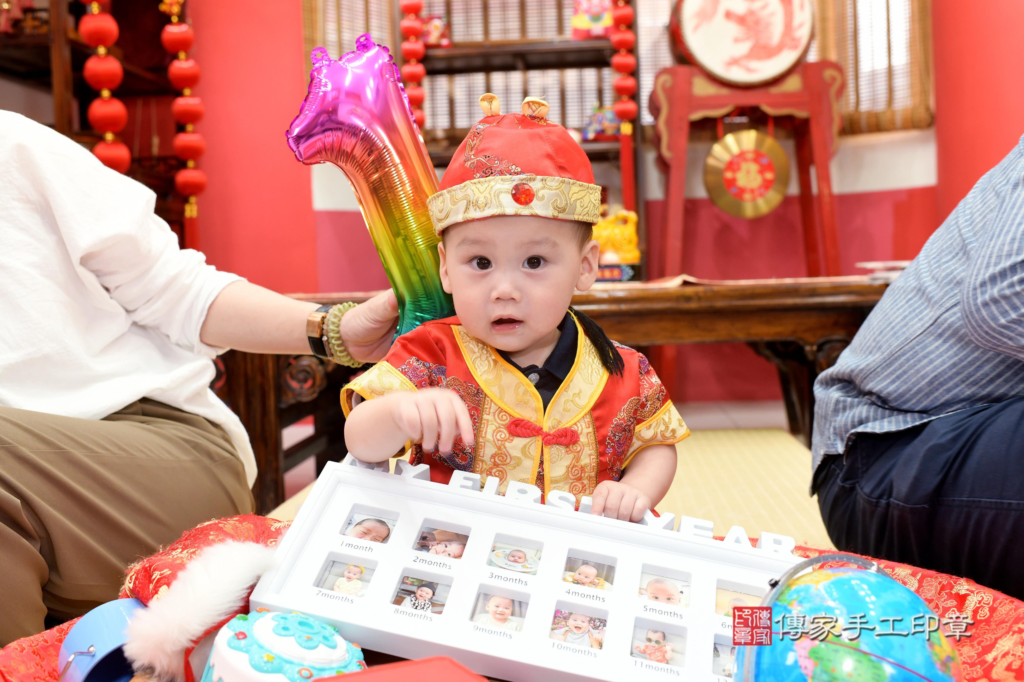 傳家手工印章高雄店、抓周、度脺、中國風會場、傳家嬰兒古禮、吉祥話、抓周道具物品24種、拍照。抓周證書。寶寶抓周、滿周歲、生日快樂、祝福