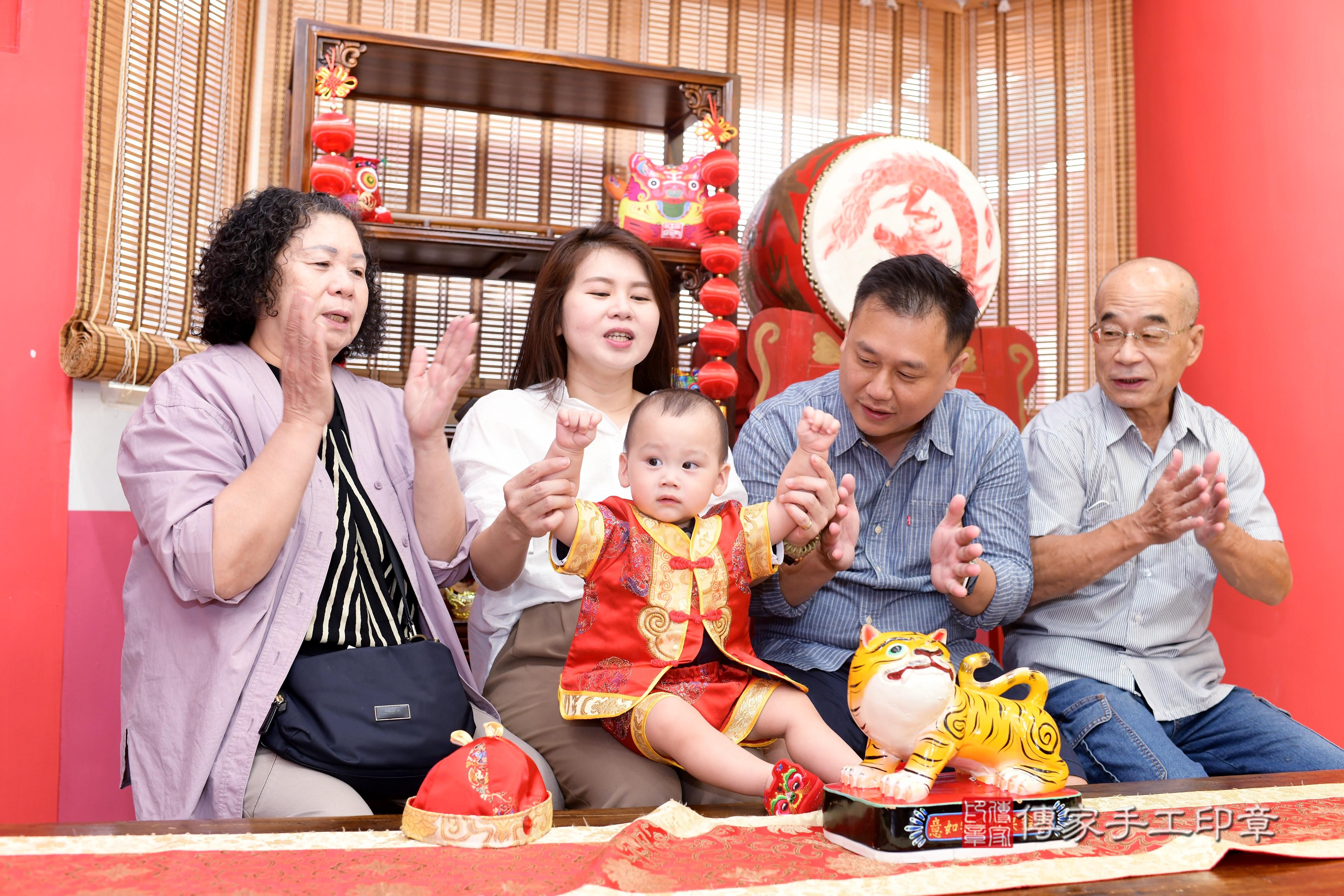 傳家手工印章高雄店、抓周、度脺、中國風會場、傳家嬰兒古禮、吉祥話、抓周道具物品24種、拍照。抓周證書。寶寶抓周、滿周歲、生日快樂、祝福