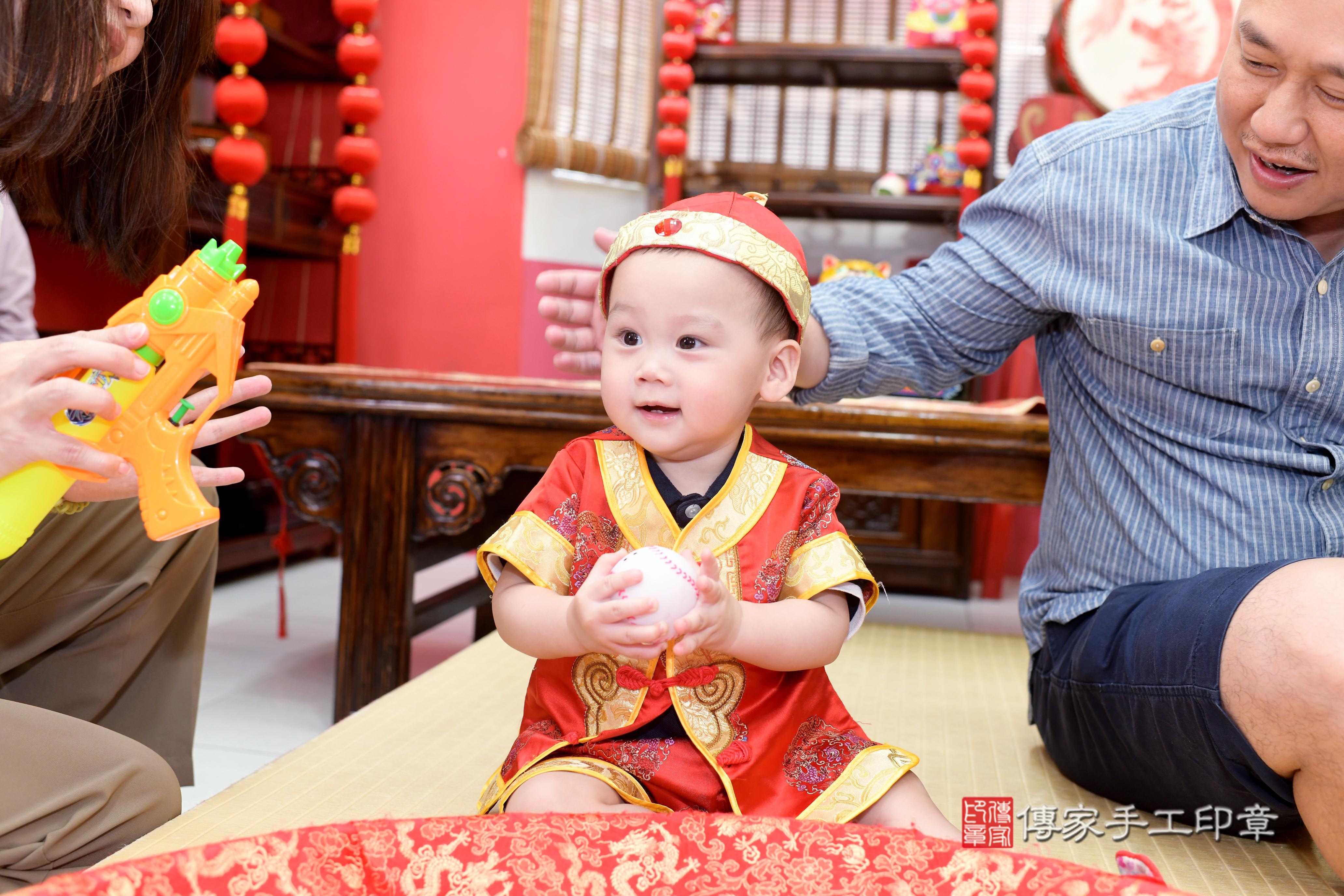 傳家手工印章高雄店、抓周、度脺、中國風會場、傳家嬰兒古禮、吉祥話、抓周道具物品24種、拍照。抓周證書。寶寶抓周、滿周歲、生日快樂、祝福