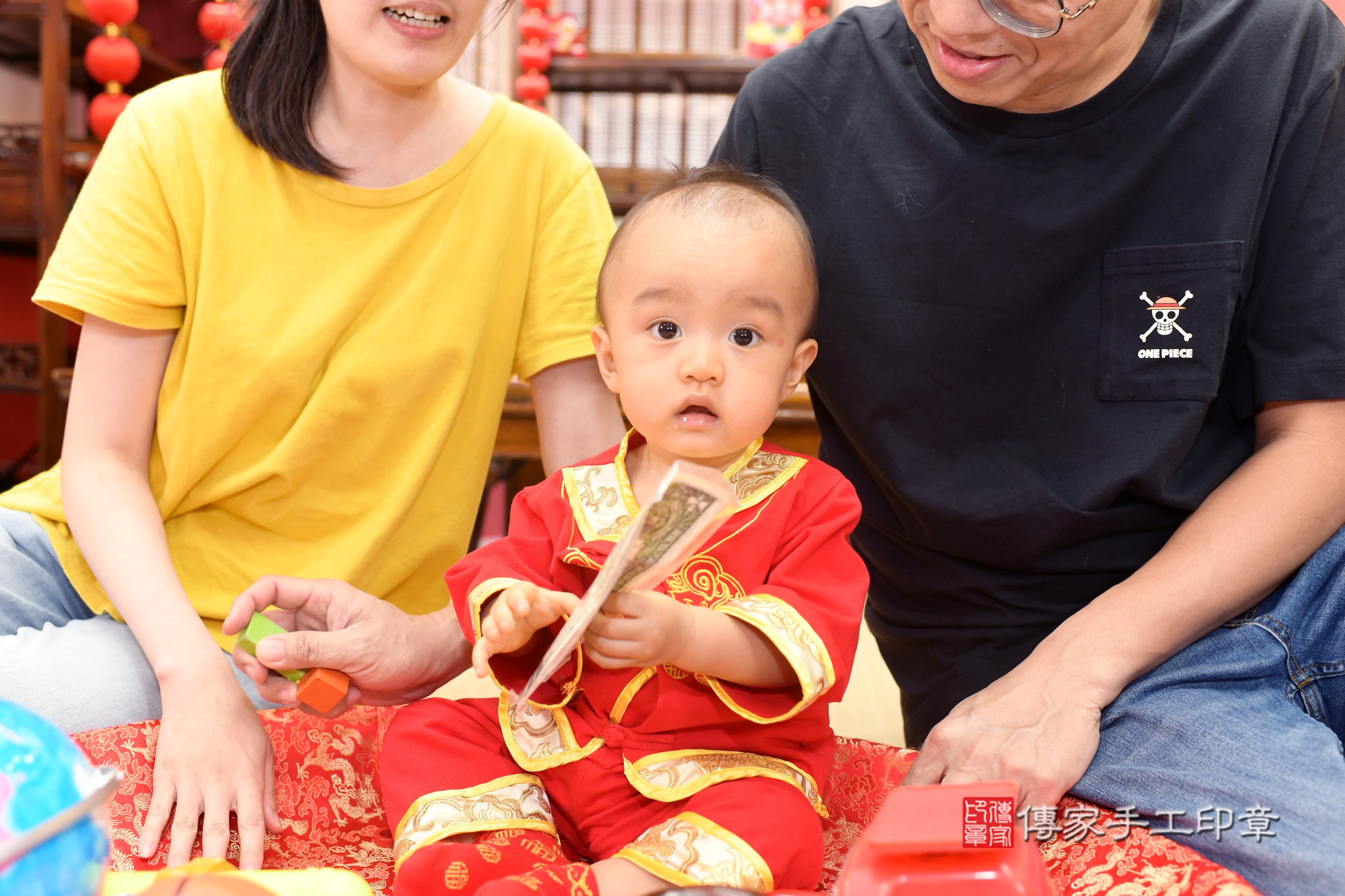 傳家手工印章高雄店、抓周、度脺、中國風會場、傳家嬰兒古禮、吉祥話、抓周道具物品24種、拍照。抓周證書。寶寶抓周、滿周歲、生日快樂、祝福