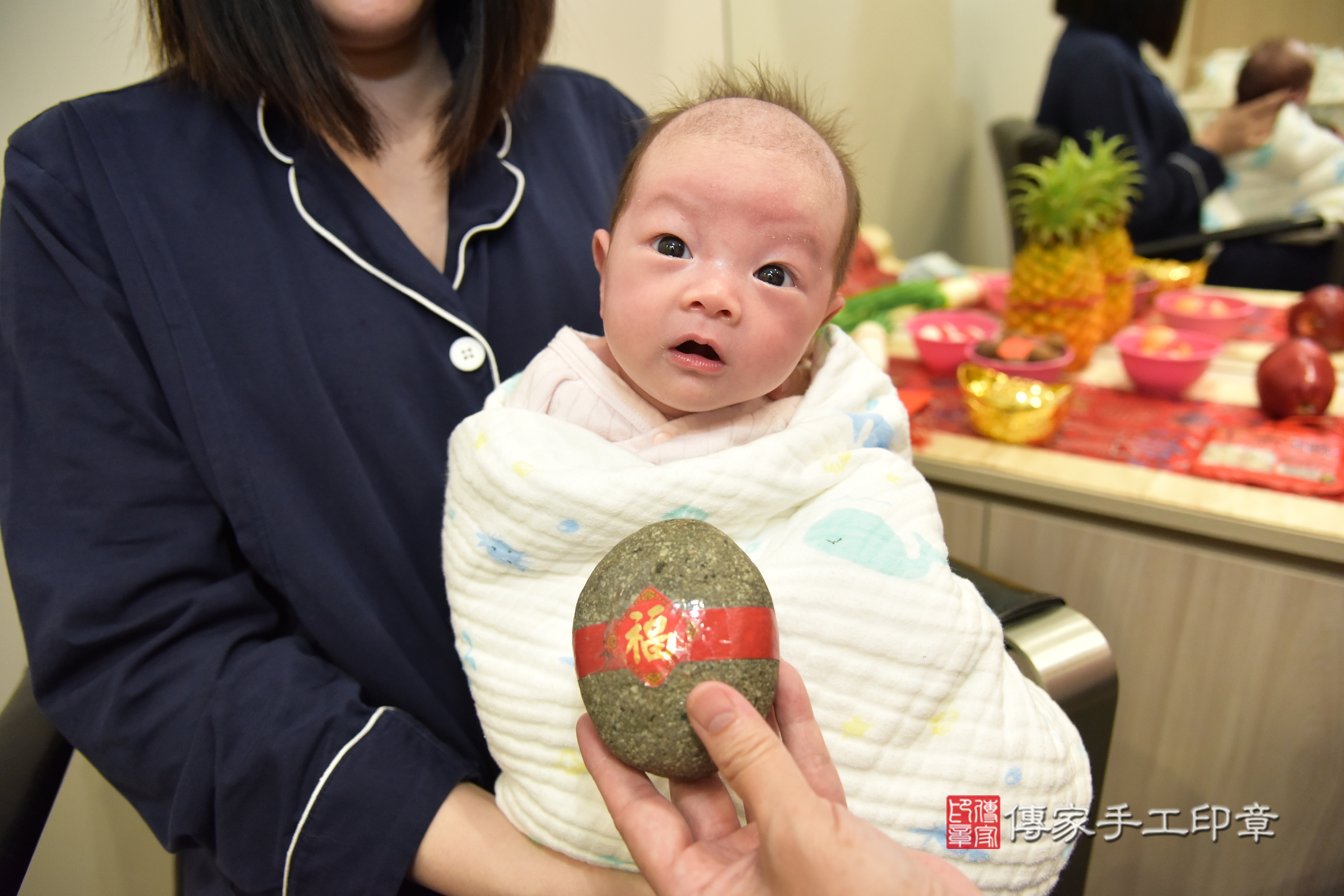 彤彤寶寶(新北市中和區到府嬰兒彤彤寶寶滿月剃頭理髮、到府嬰兒剃胎毛儀式吉祥話)。到府剃頭剃胎毛主持、專業拍照、證書。★購買「臍帶章、肚臍章、胎毛筆刷印章」贈送：剃頭、收涎、抓周，三選一。2024.5.30，照片12