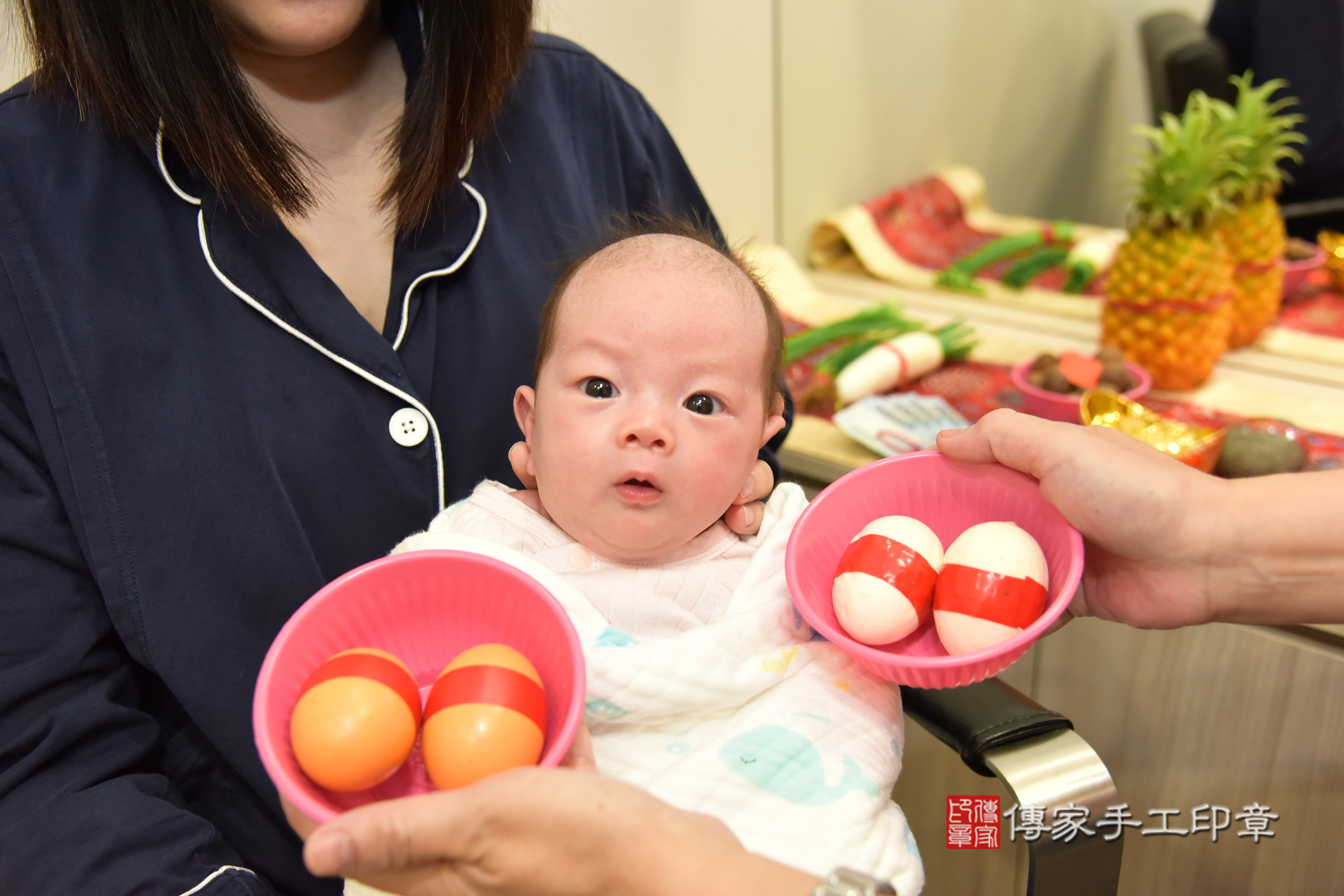 彤彤寶寶(新北市中和區到府嬰兒彤彤寶寶滿月剃頭理髮、到府嬰兒剃胎毛儀式吉祥話)。到府剃頭剃胎毛主持、專業拍照、證書。★購買「臍帶章、肚臍章、胎毛筆刷印章」贈送：剃頭、收涎、抓周，三選一。2024.5.30，照片7