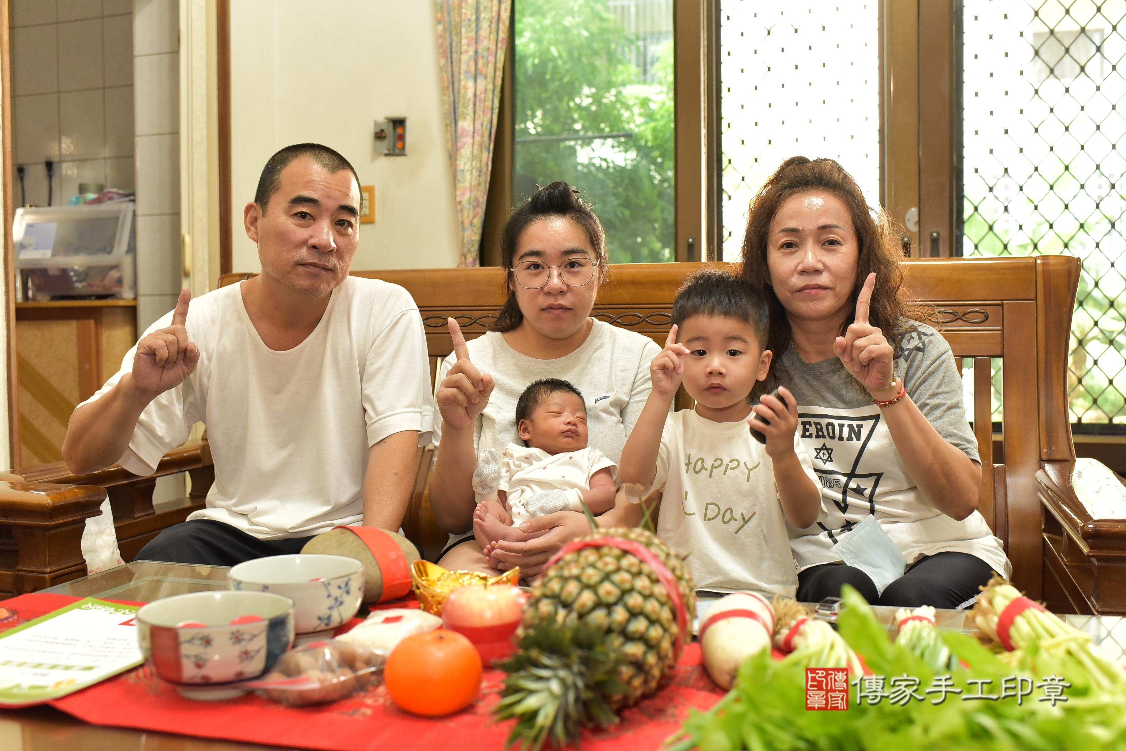 傳家手工印章台南店、抓周、度脺、中國風會場、傳家嬰兒古禮、吉祥話、抓周道具物品24種、拍照。抓周證書。寶寶抓周、滿周歲、生日快樂、祝福