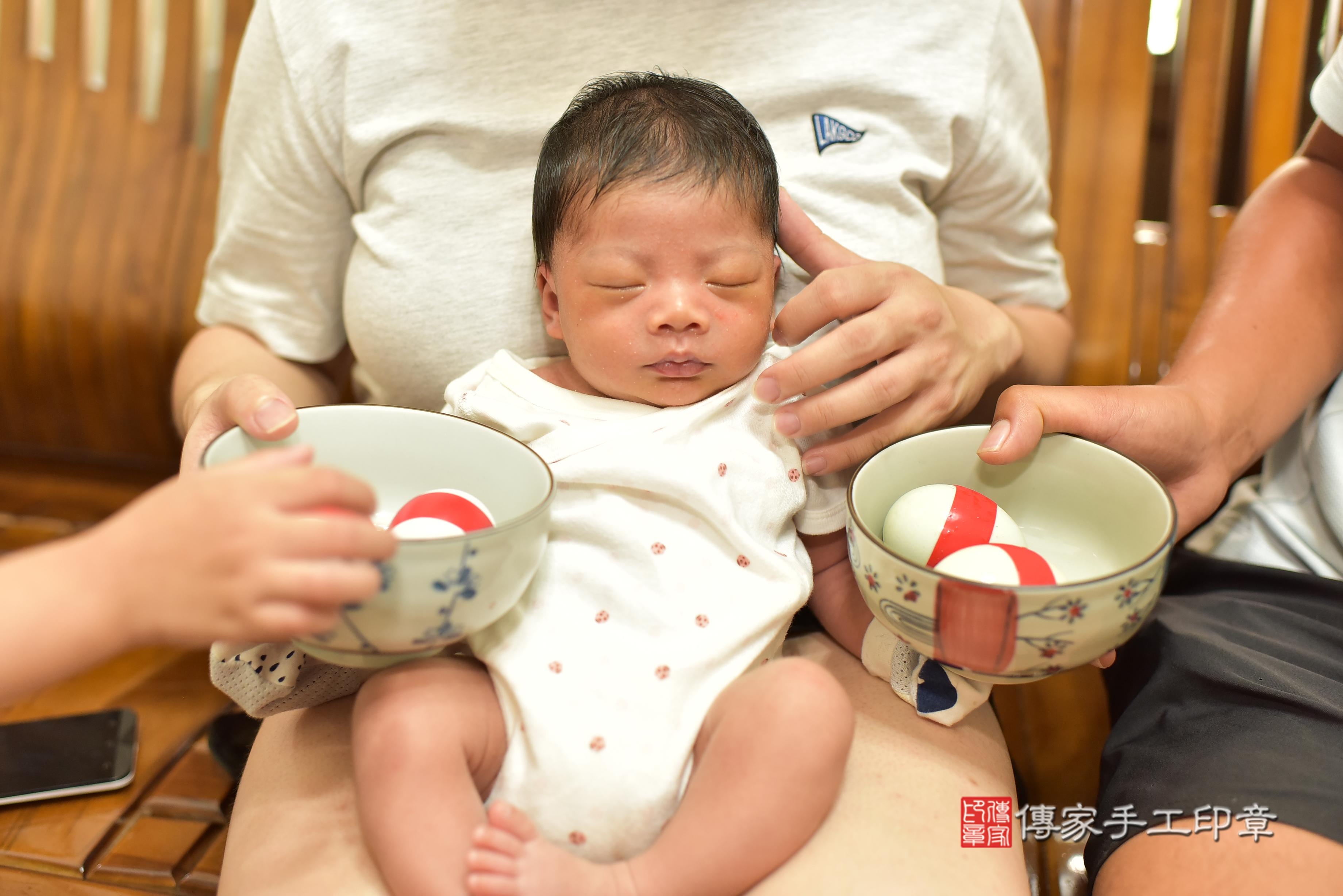 傳家手工印章台南店、抓周、度脺、中國風會場、傳家嬰兒古禮、吉祥話、抓周道具物品24種、拍照。抓周證書。寶寶抓周、滿周歲、生日快樂、祝福