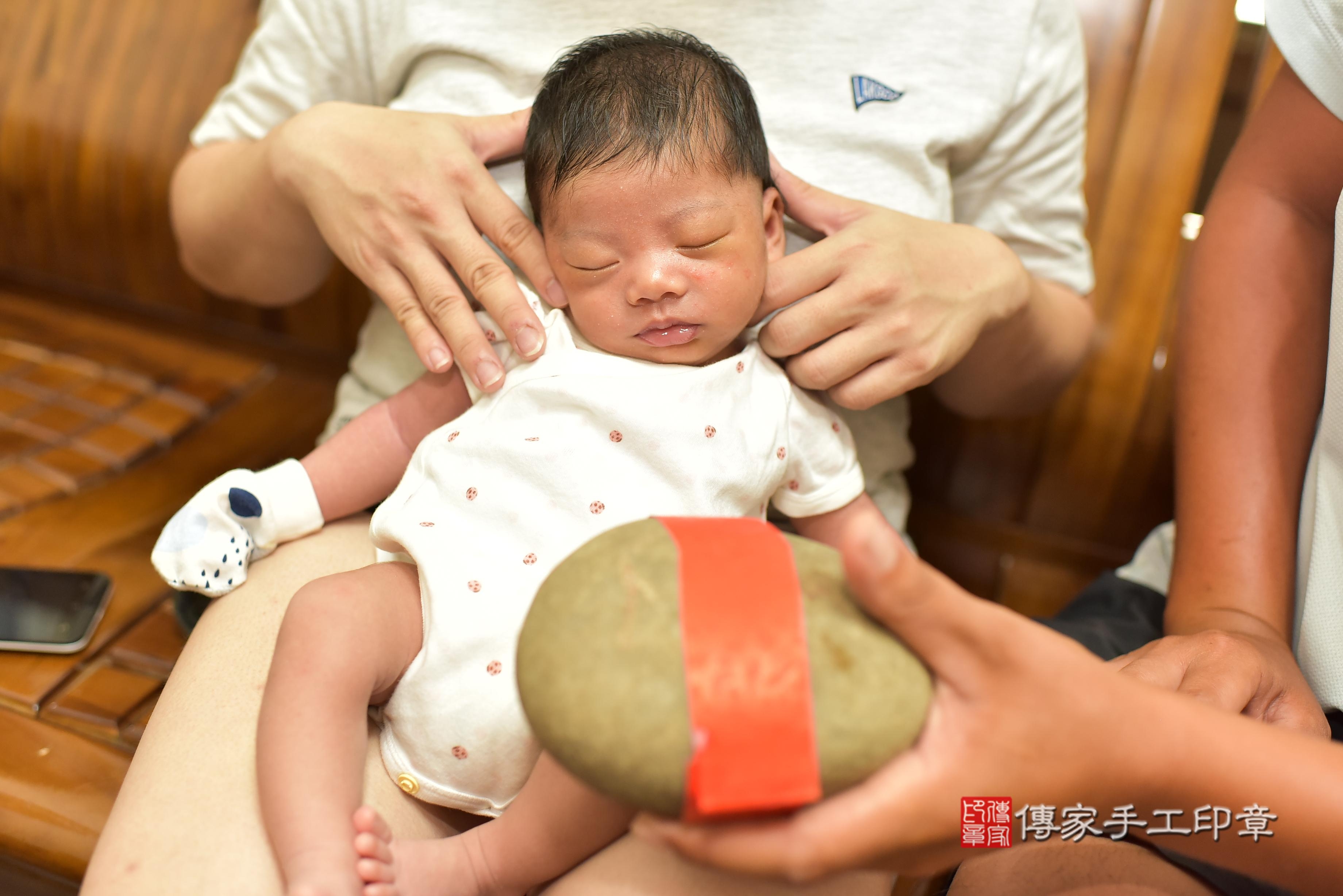 傳家手工印章台南店、抓周、度脺、中國風會場、傳家嬰兒古禮、吉祥話、抓周道具物品24種、拍照。抓周證書。寶寶抓周、滿周歲、生日快樂、祝福