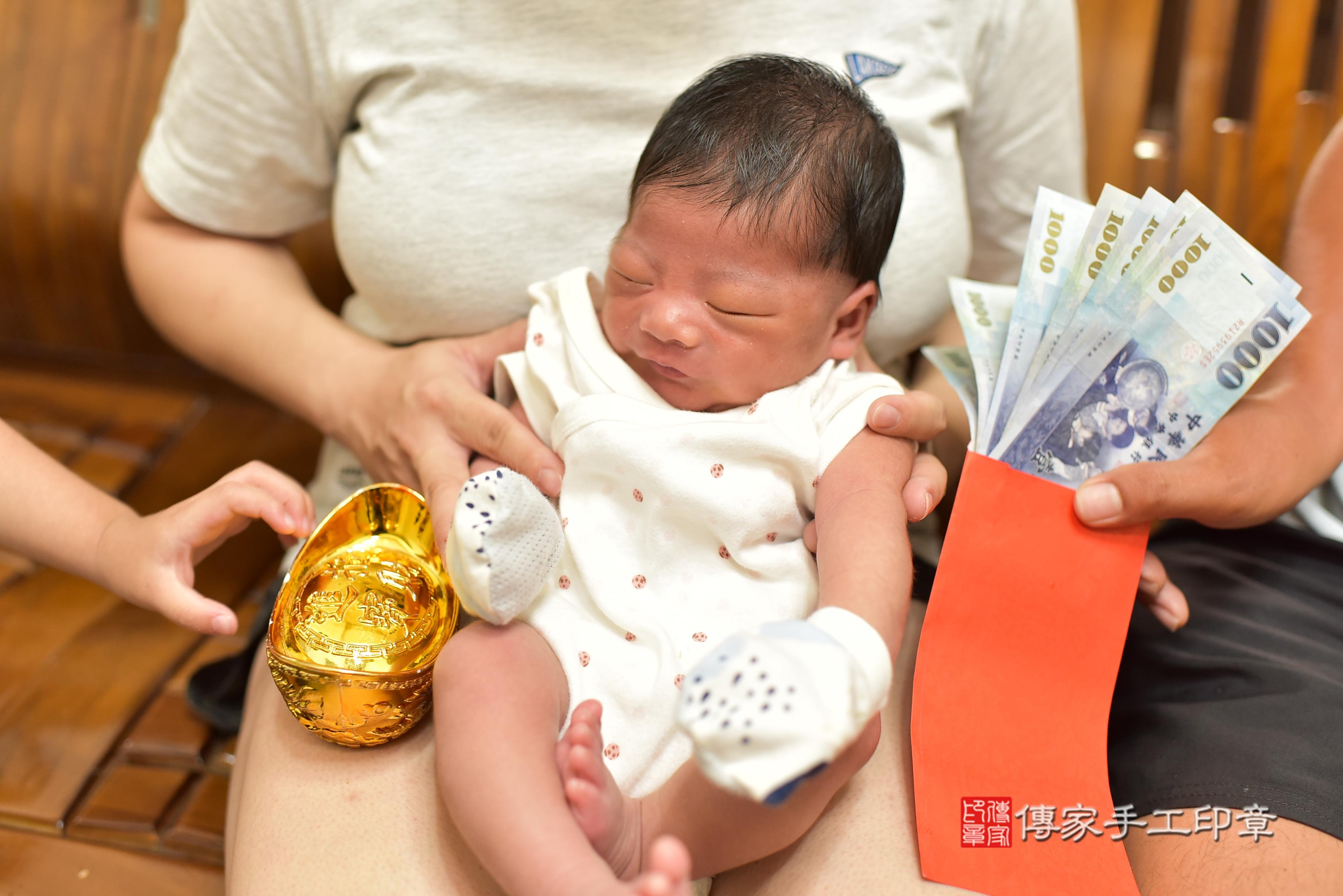 傳家手工印章台南店、抓周、度脺、中國風會場、傳家嬰兒古禮、吉祥話、抓周道具物品24種、拍照。抓周證書。寶寶抓周、滿周歲、生日快樂、祝福