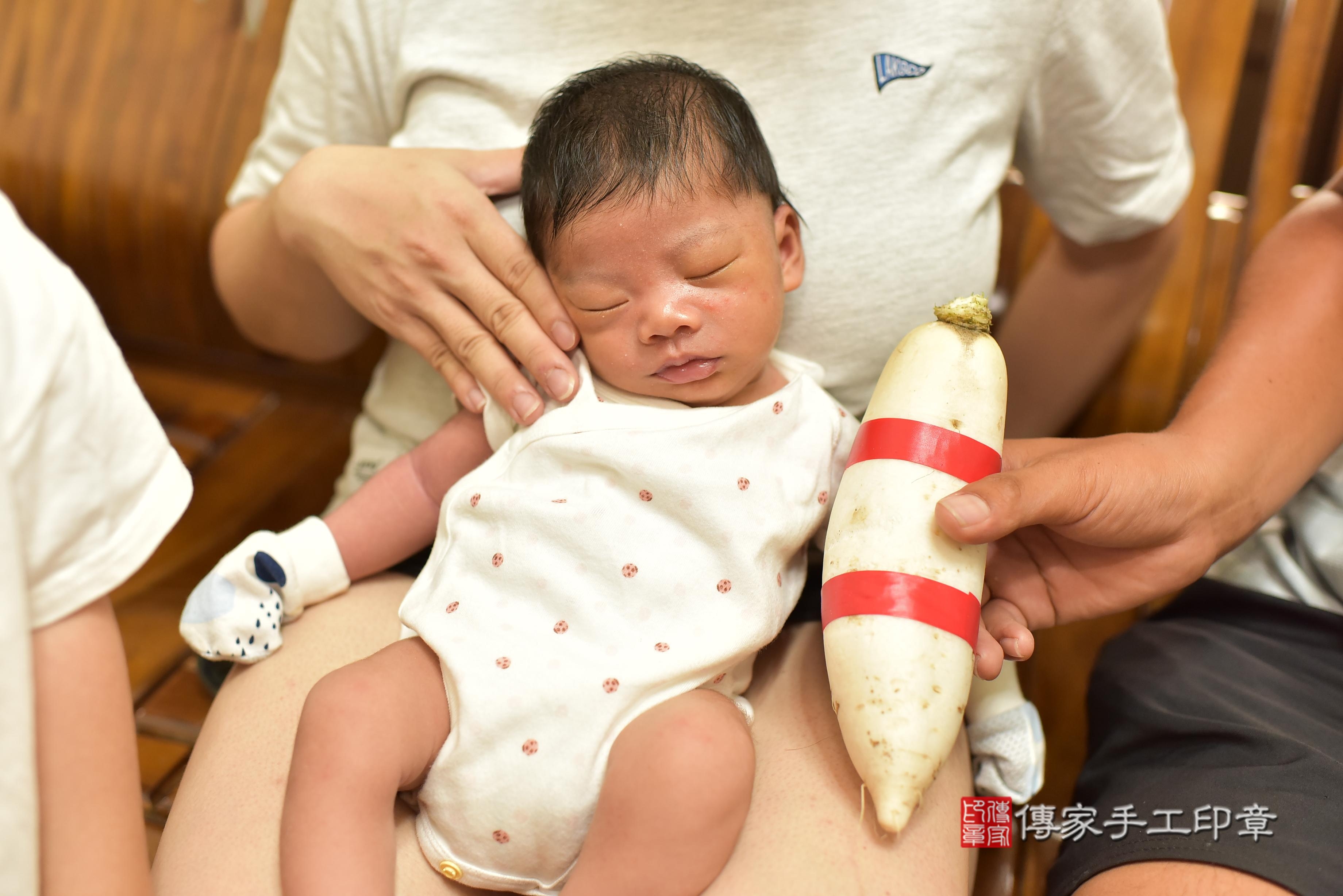 傳家手工印章台南店、抓周、度脺、中國風會場、傳家嬰兒古禮、吉祥話、抓周道具物品24種、拍照。抓周證書。寶寶抓周、滿周歲、生日快樂、祝福