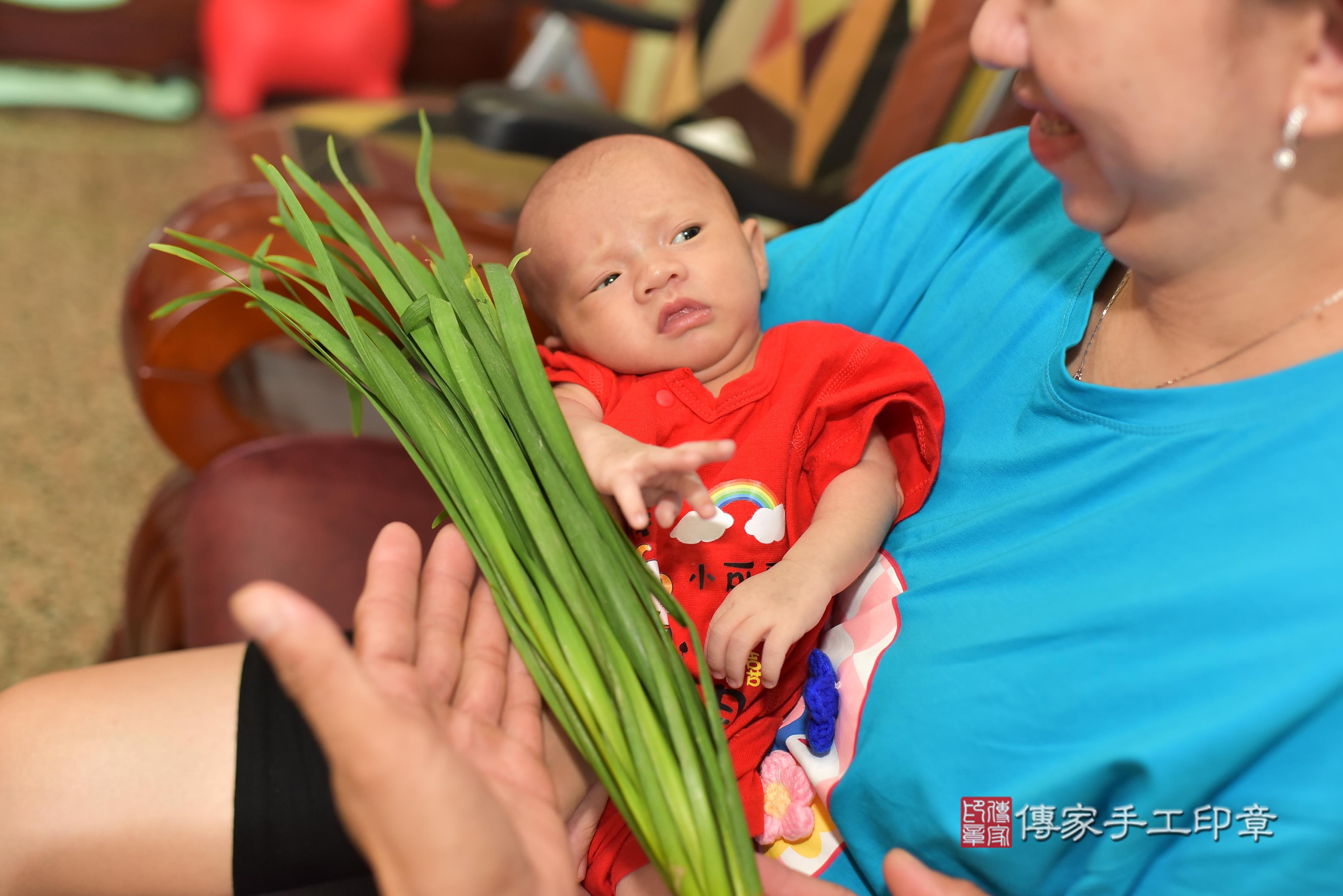 傳家手工印章台南店、抓周、度脺、中國風會場、傳家嬰兒古禮、吉祥話、抓周道具物品24種、拍照。抓周證書。寶寶抓周、滿周歲、生日快樂、祝福