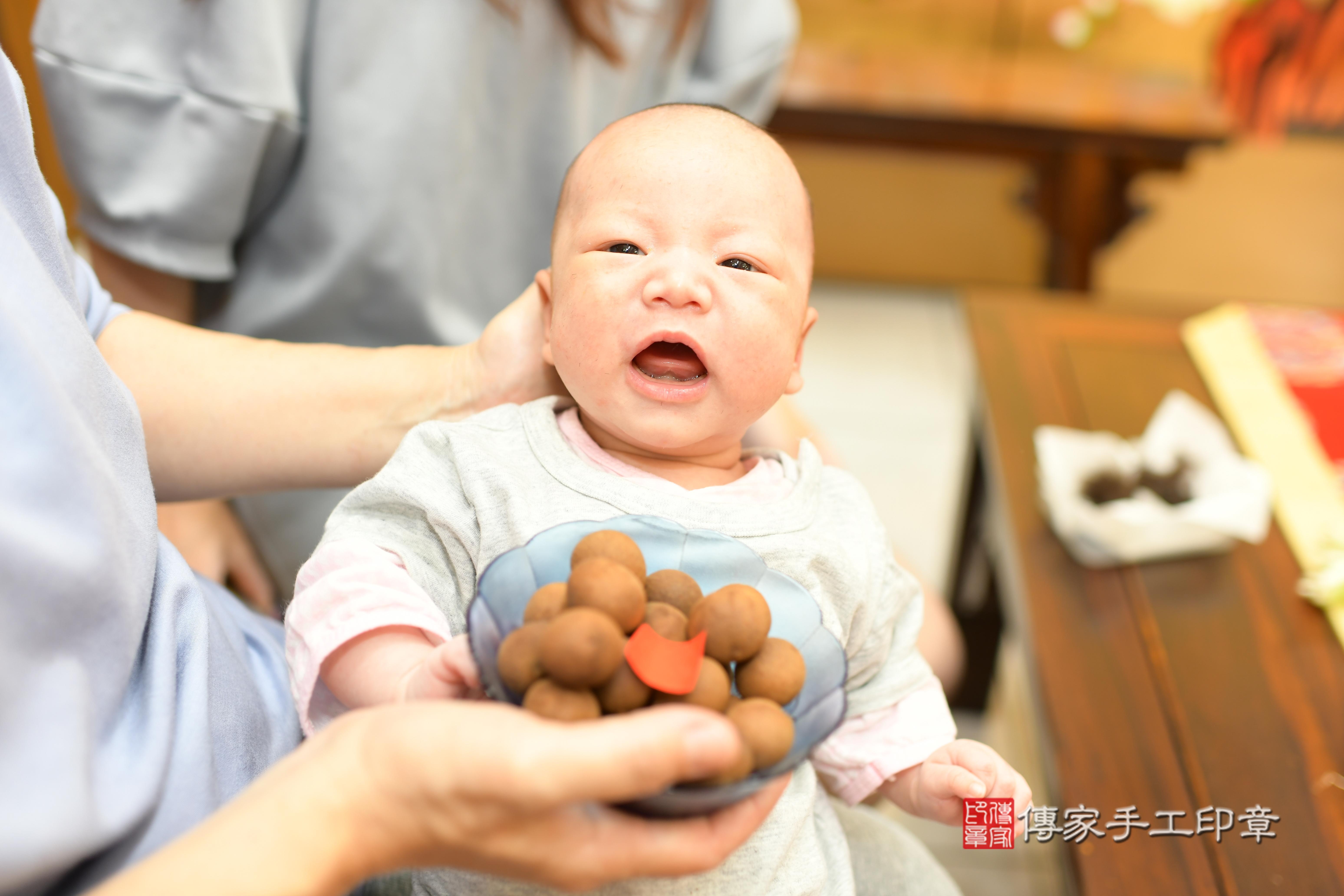 傳家手工印章台南店、抓周、度脺、中國風會場、傳家嬰兒古禮、吉祥話、抓周道具物品24種、拍照。抓周證書。寶寶抓周、滿周歲、生日快樂、祝福