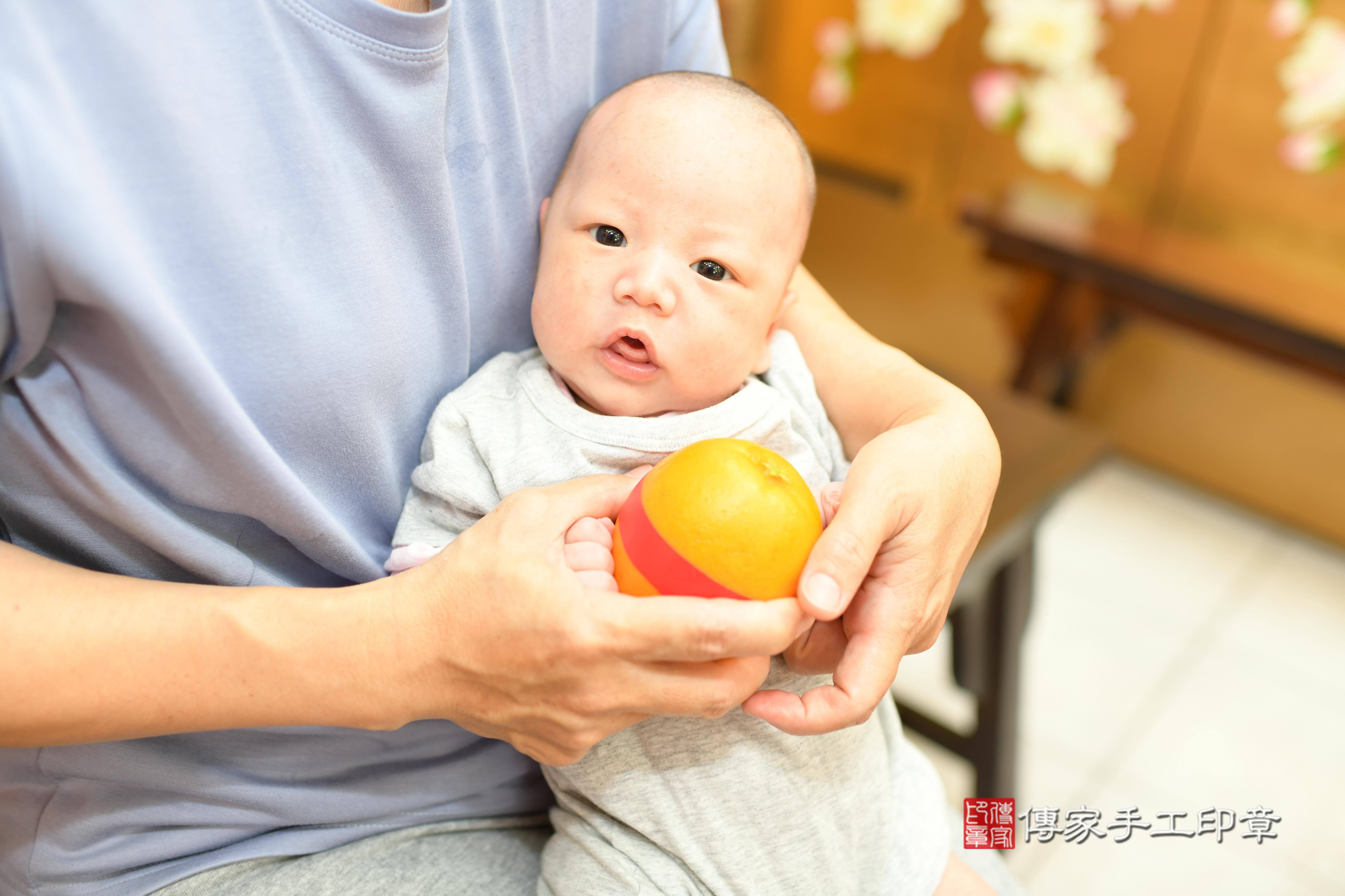 傳家手工印章台南店、抓周、度脺、中國風會場、傳家嬰兒古禮、吉祥話、抓周道具物品24種、拍照。抓周證書。寶寶抓周、滿周歲、生日快樂、祝福