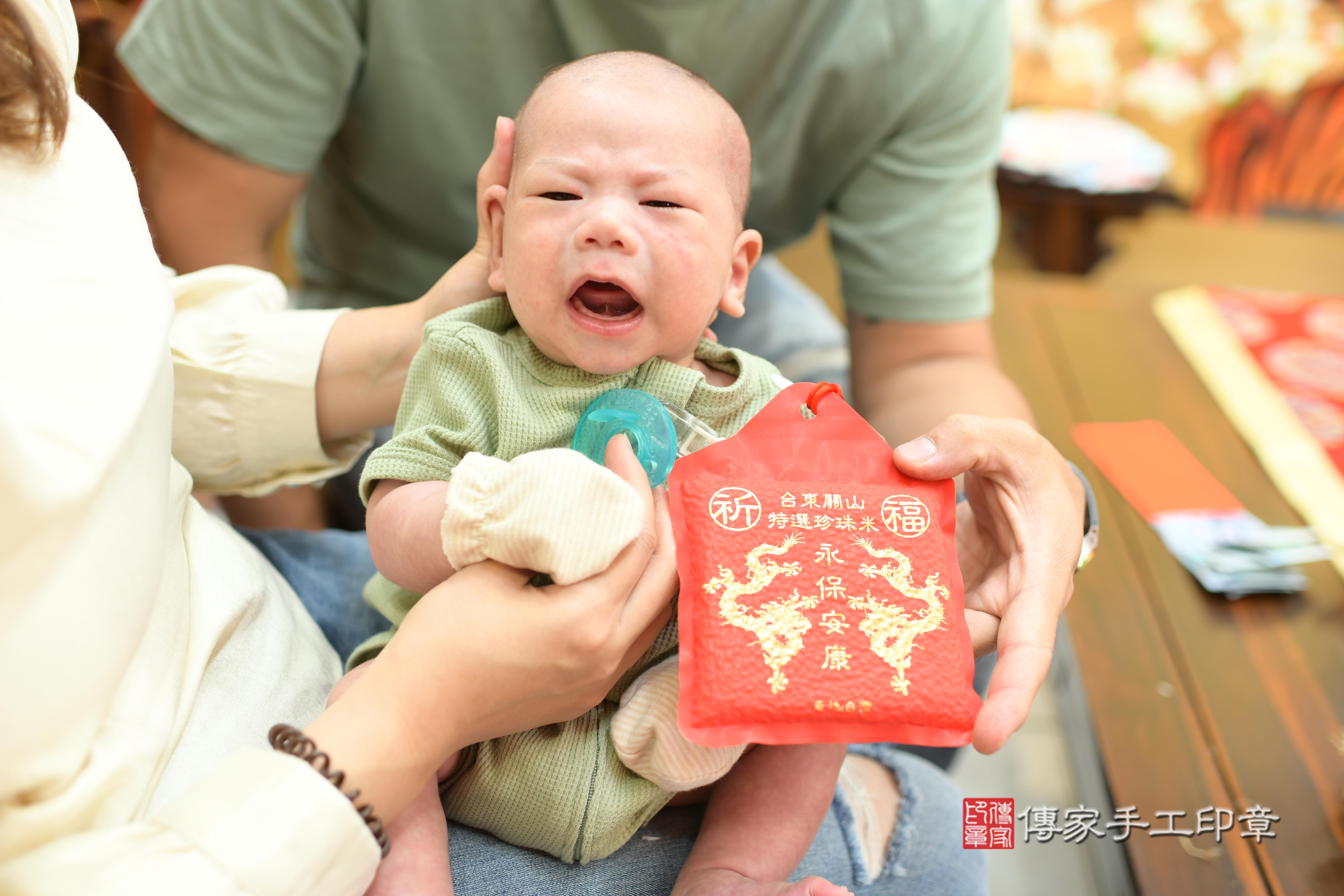 傳家手工印章台南店、抓周、度脺、中國風會場、傳家嬰兒古禮、吉祥話、抓周道具物品24種、拍照。抓周證書。寶寶抓周、滿周歲、生日快樂、祝福