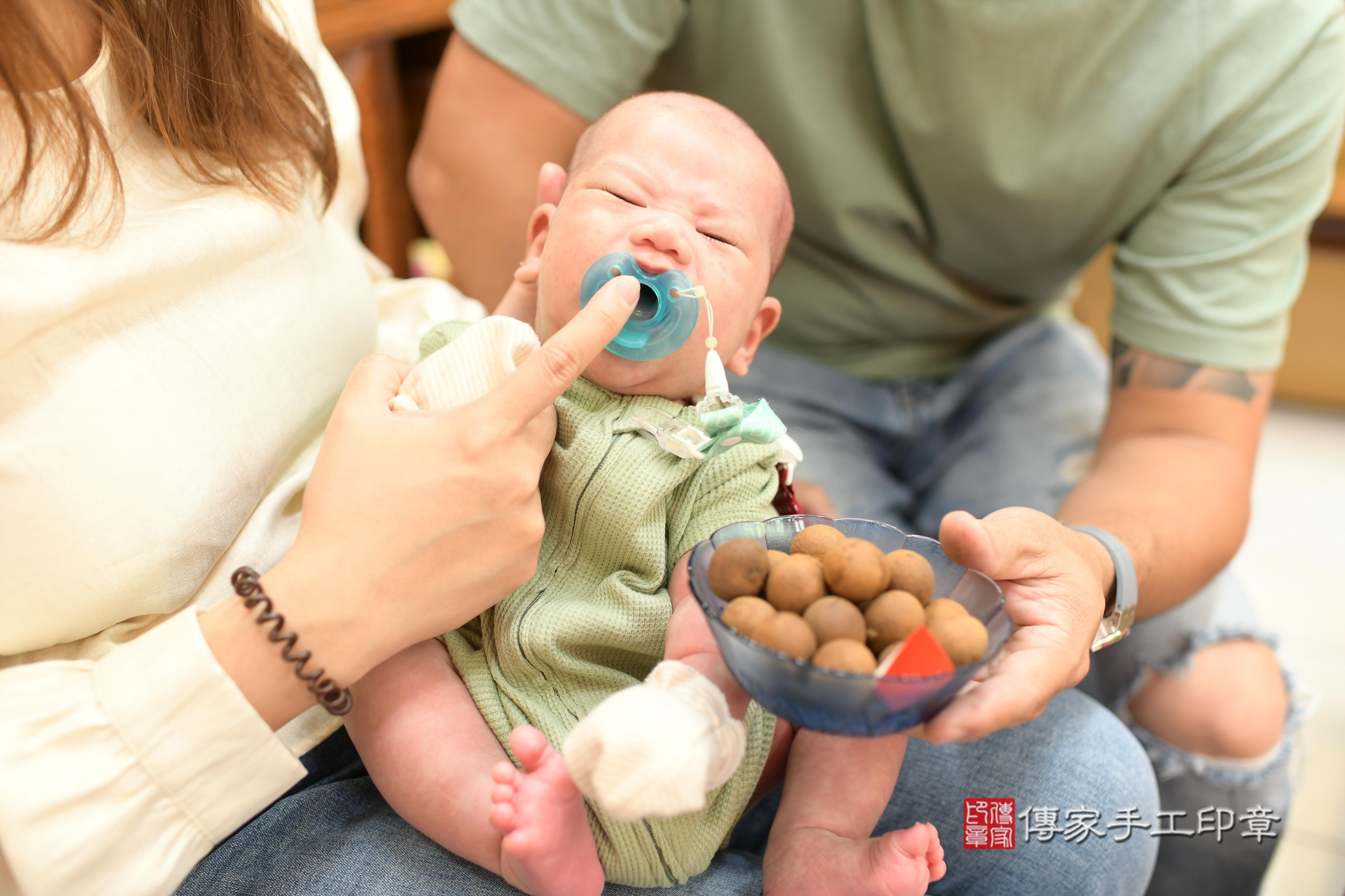 傳家手工印章台南店、抓周、度脺、中國風會場、傳家嬰兒古禮、吉祥話、抓周道具物品24種、拍照。抓周證書。寶寶抓周、滿周歲、生日快樂、祝福