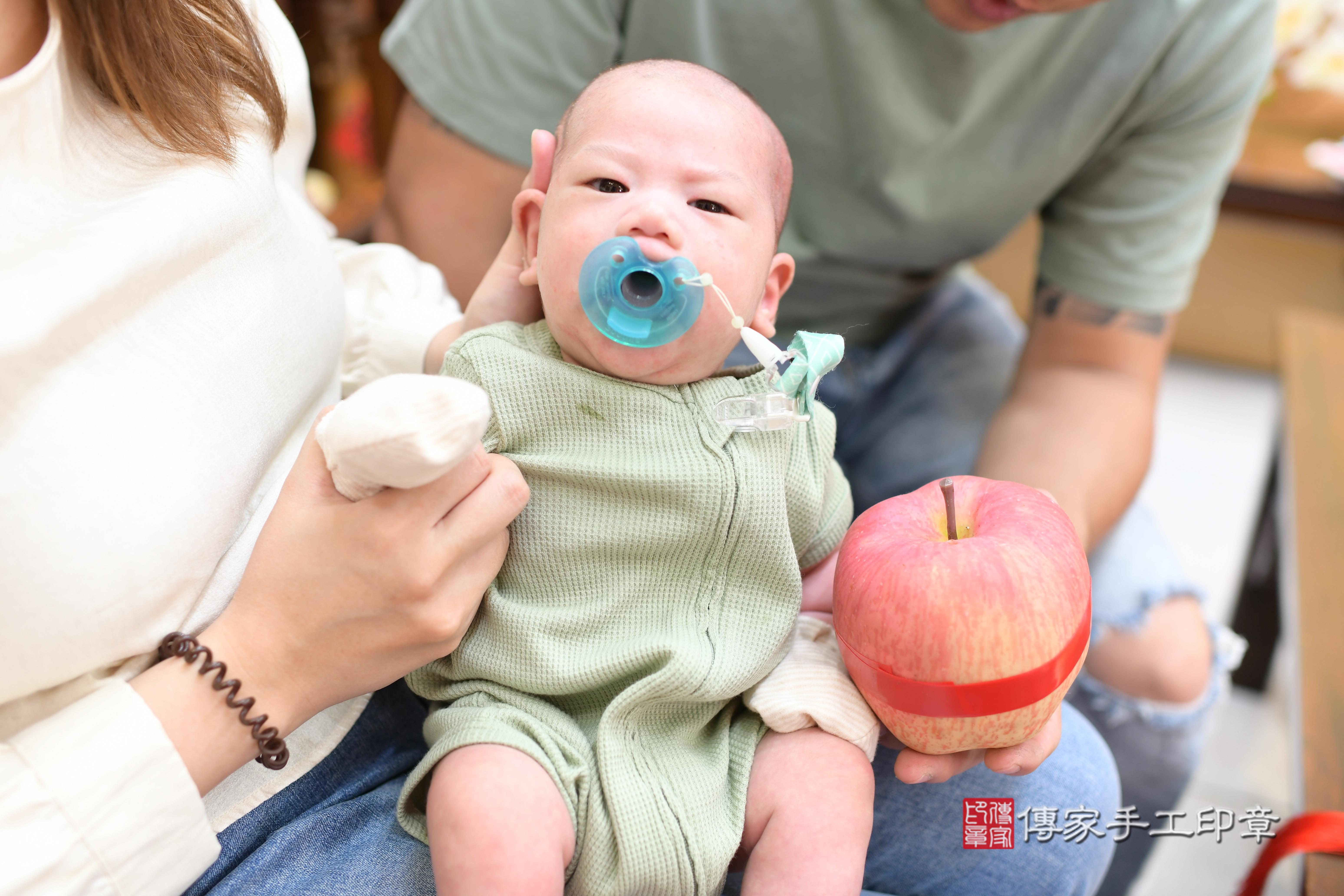 傳家手工印章台南店、抓周、度脺、中國風會場、傳家嬰兒古禮、吉祥話、抓周道具物品24種、拍照。抓周證書。寶寶抓周、滿周歲、生日快樂、祝福