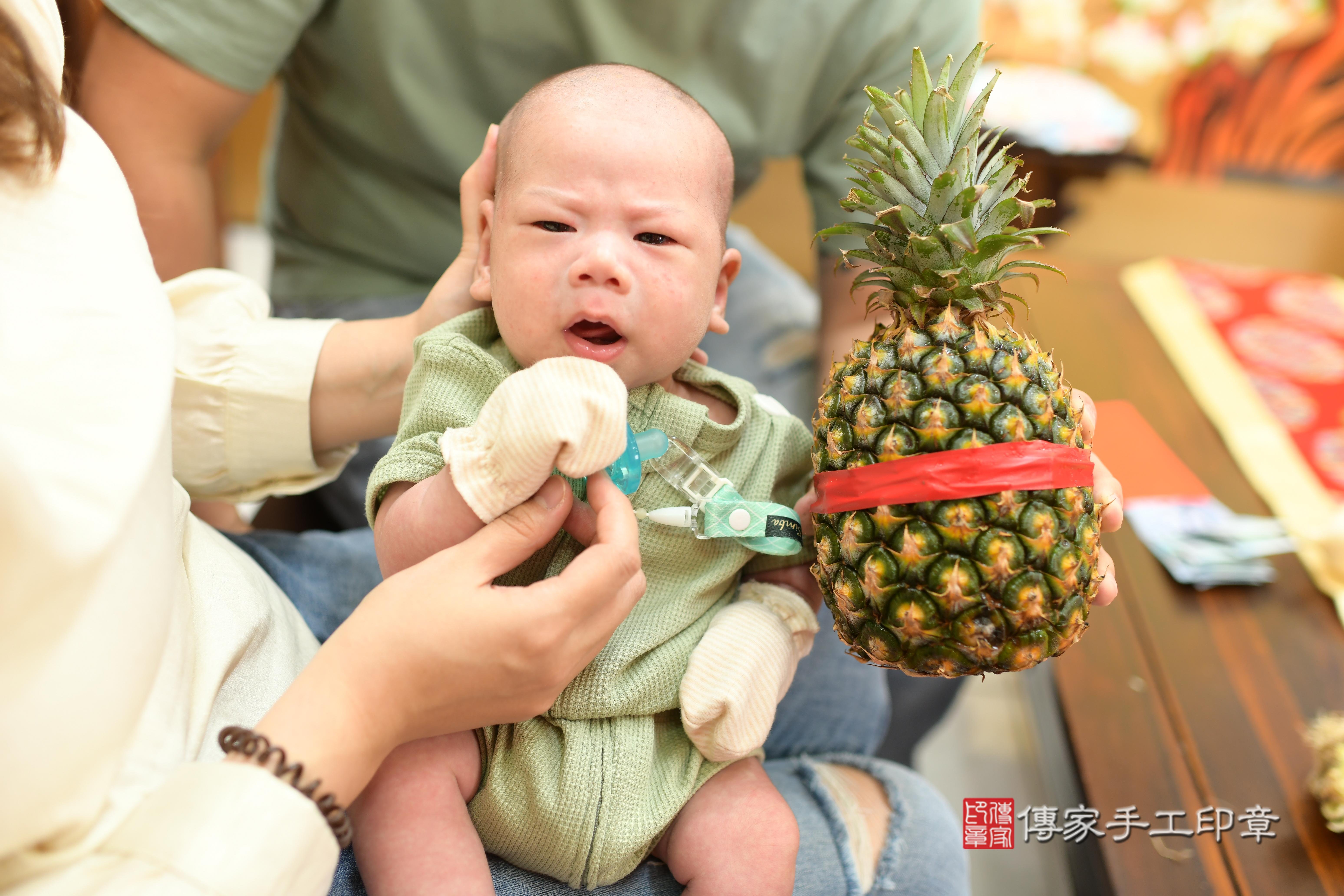 傳家手工印章台南店、抓周、度脺、中國風會場、傳家嬰兒古禮、吉祥話、抓周道具物品24種、拍照。抓周證書。寶寶抓周、滿周歲、生日快樂、祝福