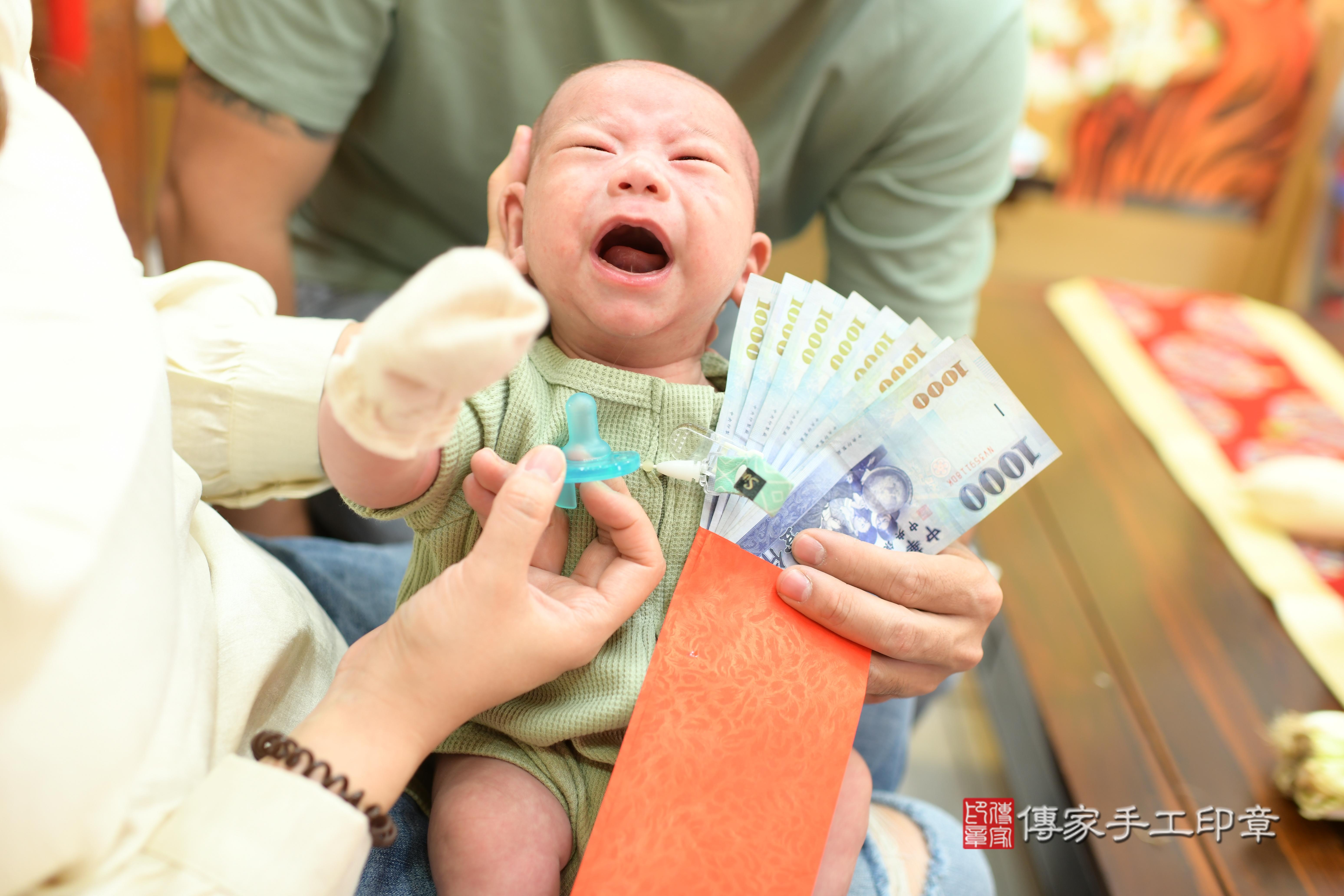 傳家手工印章台南店、抓周、度脺、中國風會場、傳家嬰兒古禮、吉祥話、抓周道具物品24種、拍照。抓周證書。寶寶抓周、滿周歲、生日快樂、祝福