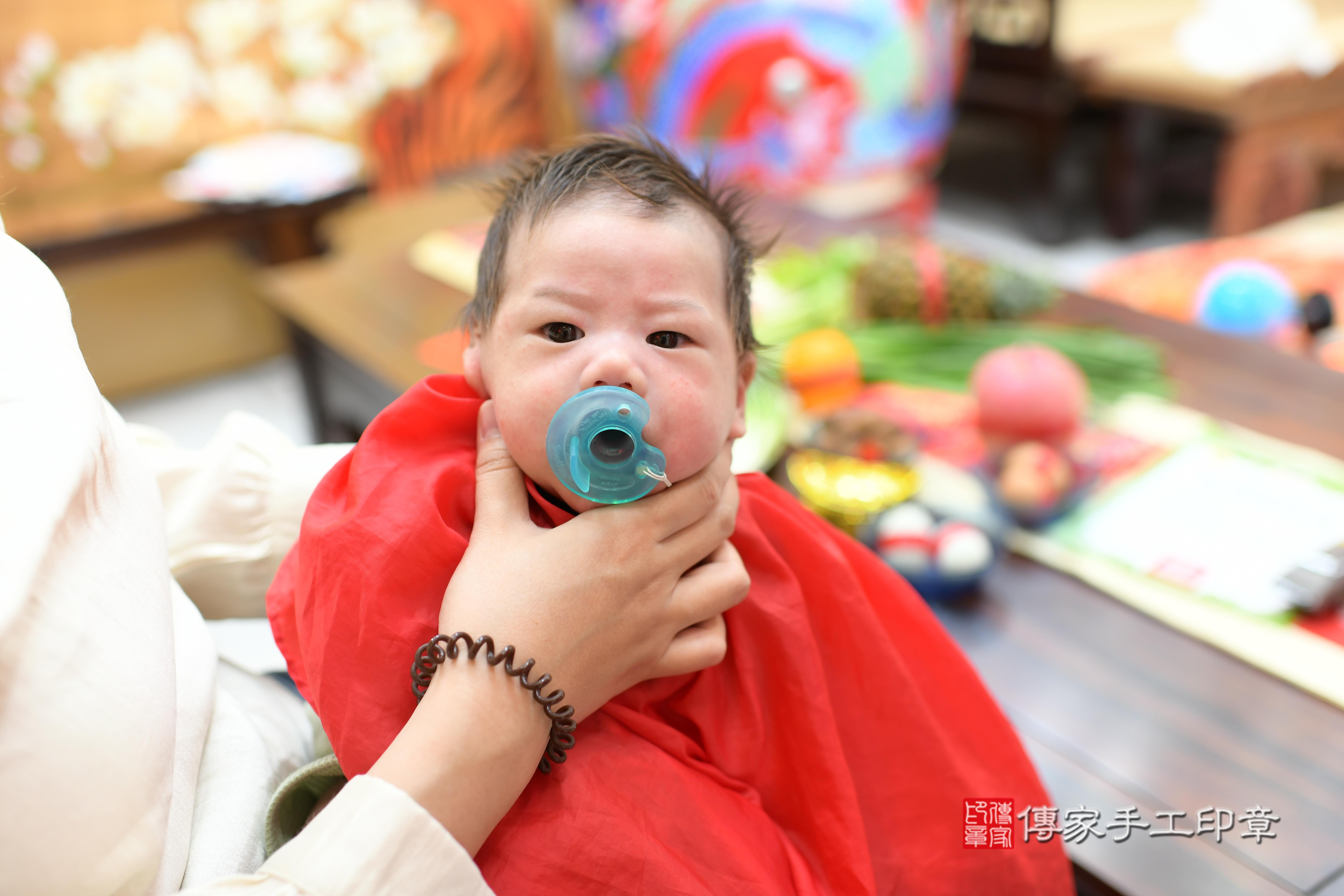 傳家手工印章台南店、抓周、度脺、中國風會場、傳家嬰兒古禮、吉祥話、抓周道具物品24種、拍照。抓周證書。寶寶抓周、滿周歲、生日快樂、祝福