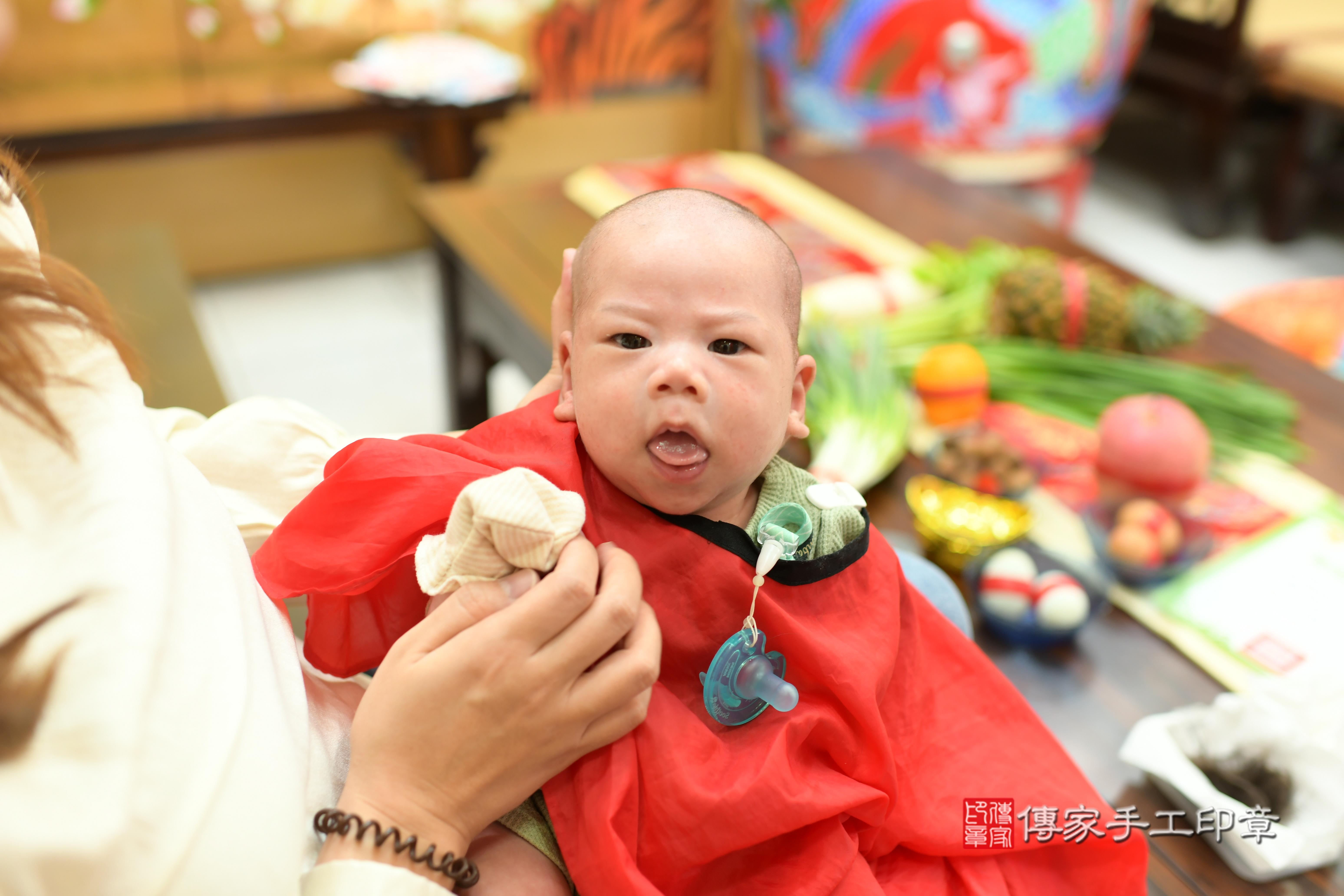 傳家手工印章台南店、抓周、度脺、中國風會場、傳家嬰兒古禮、吉祥話、抓周道具物品24種、拍照。抓周證書。寶寶抓周、滿周歲、生日快樂、祝福