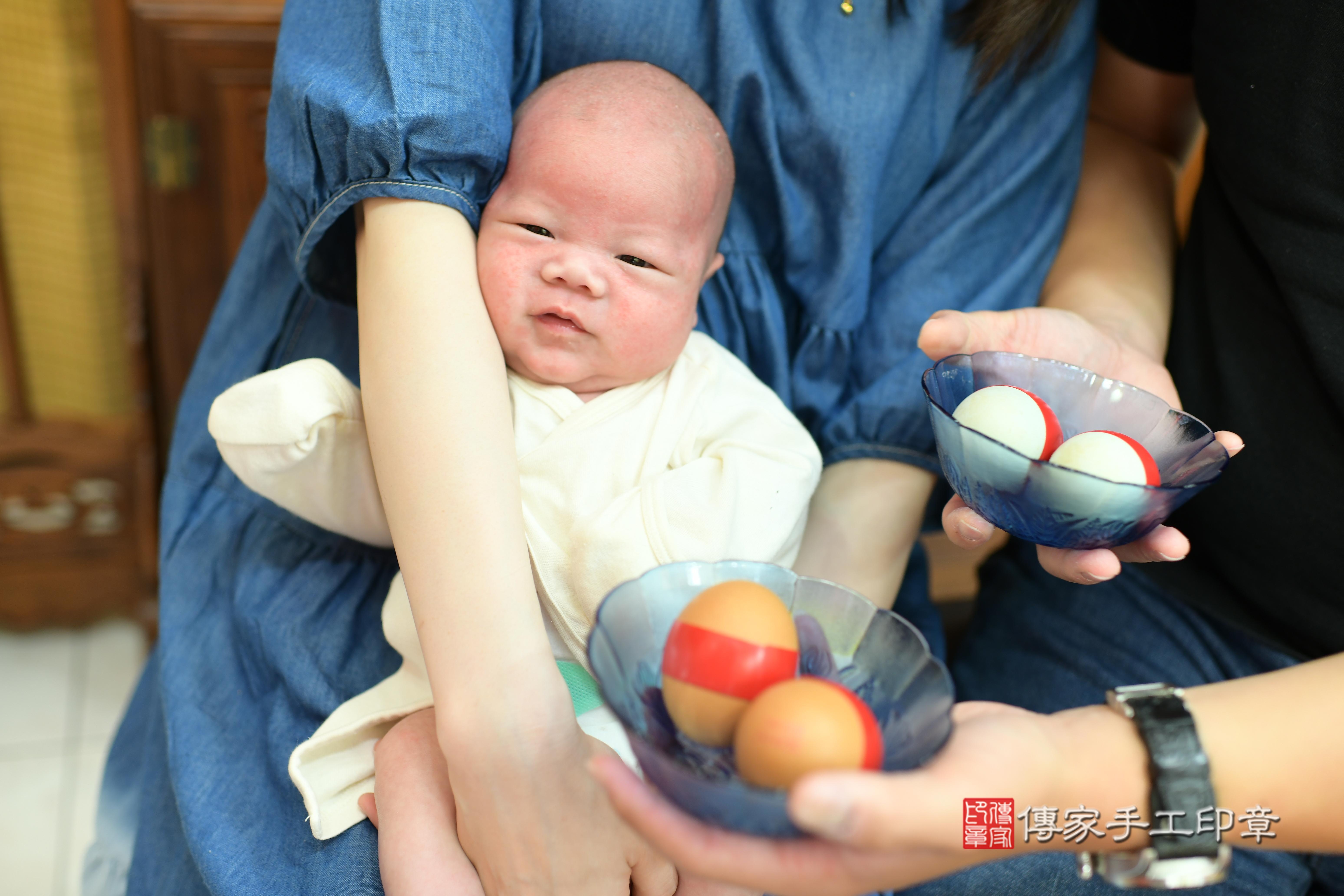 傳家手工印章台南店、抓周、度脺、中國風會場、傳家嬰兒古禮、吉祥話、抓周道具物品24種、拍照。抓周證書。寶寶抓周、滿周歲、生日快樂、祝福