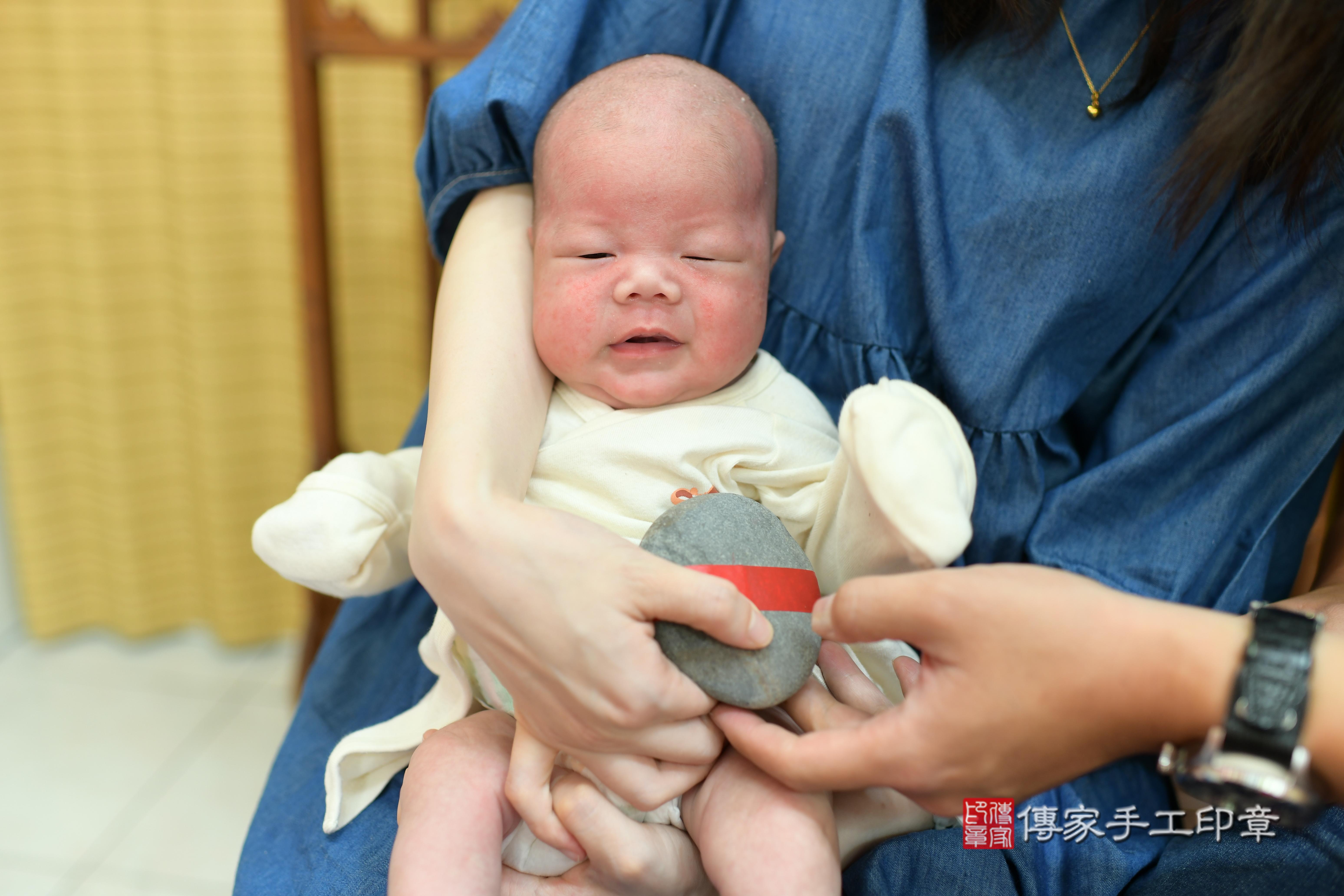 傳家手工印章台南店、抓周、度脺、中國風會場、傳家嬰兒古禮、吉祥話、抓周道具物品24種、拍照。抓周證書。寶寶抓周、滿周歲、生日快樂、祝福