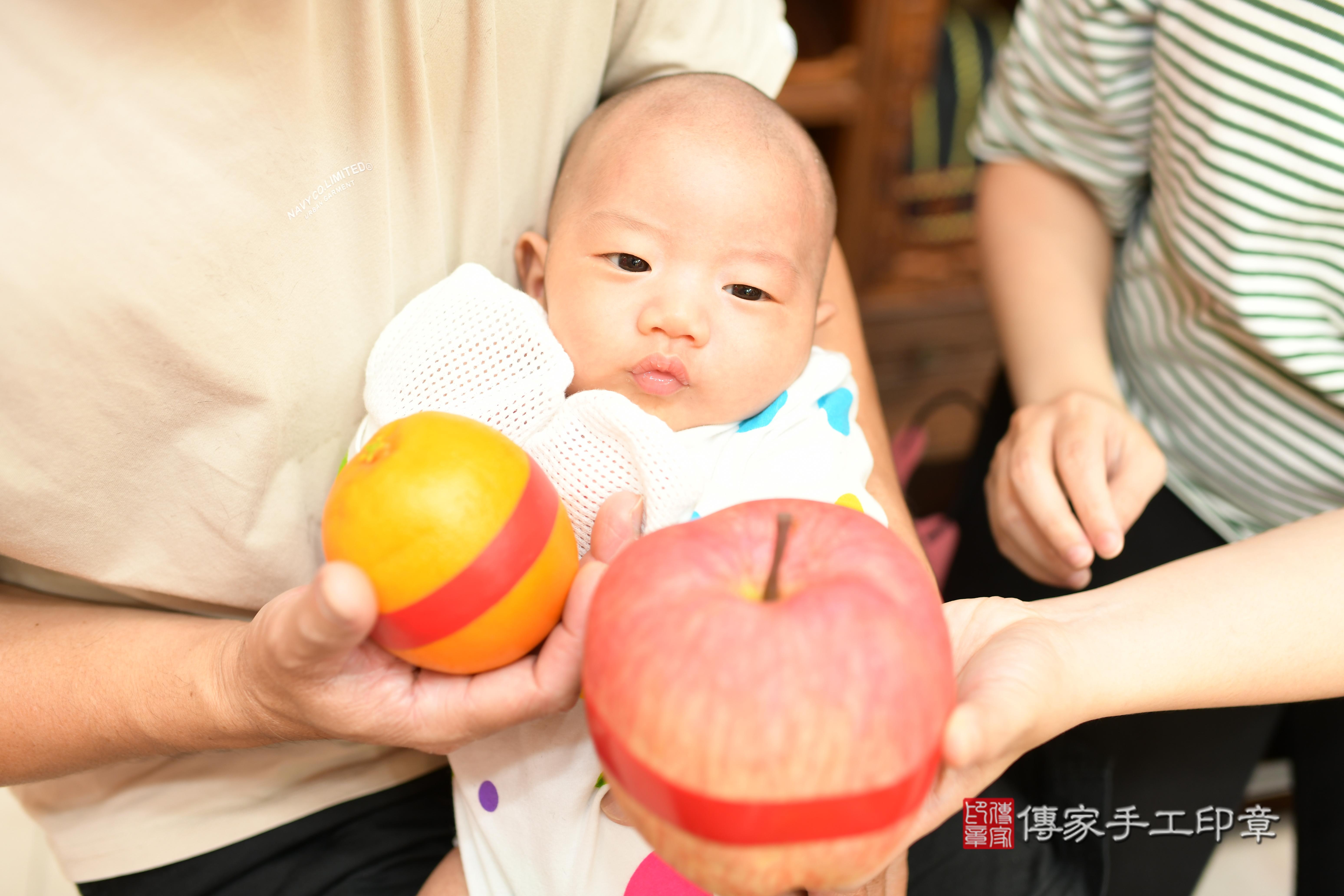 傳家手工印章台南店、抓周、度脺、中國風會場、傳家嬰兒古禮、吉祥話、抓周道具物品24種、拍照。抓周證書。寶寶抓周、滿周歲、生日快樂、祝福