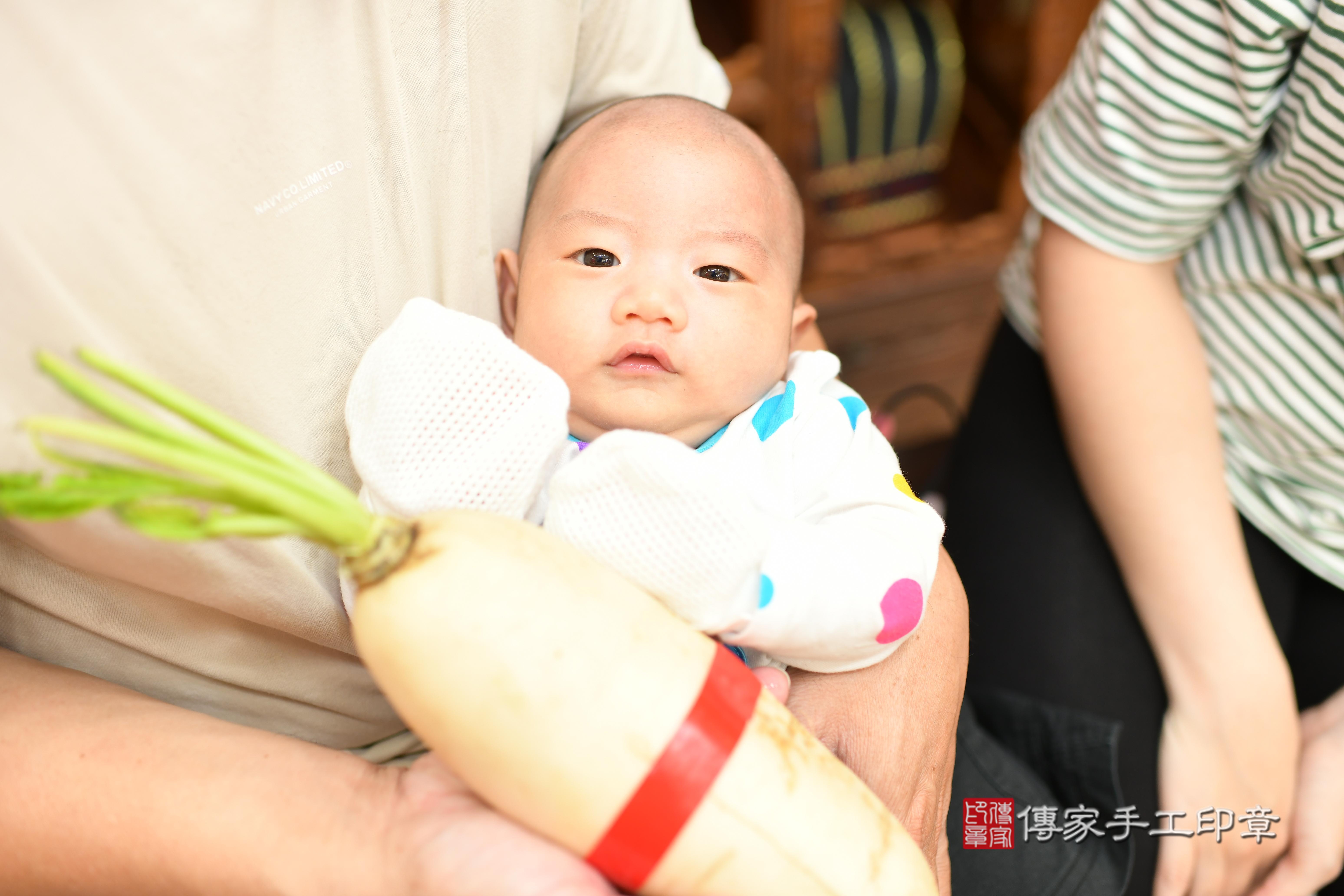 傳家手工印章台南店、抓周、度脺、中國風會場、傳家嬰兒古禮、吉祥話、抓周道具物品24種、拍照。抓周證書。寶寶抓周、滿周歲、生日快樂、祝福