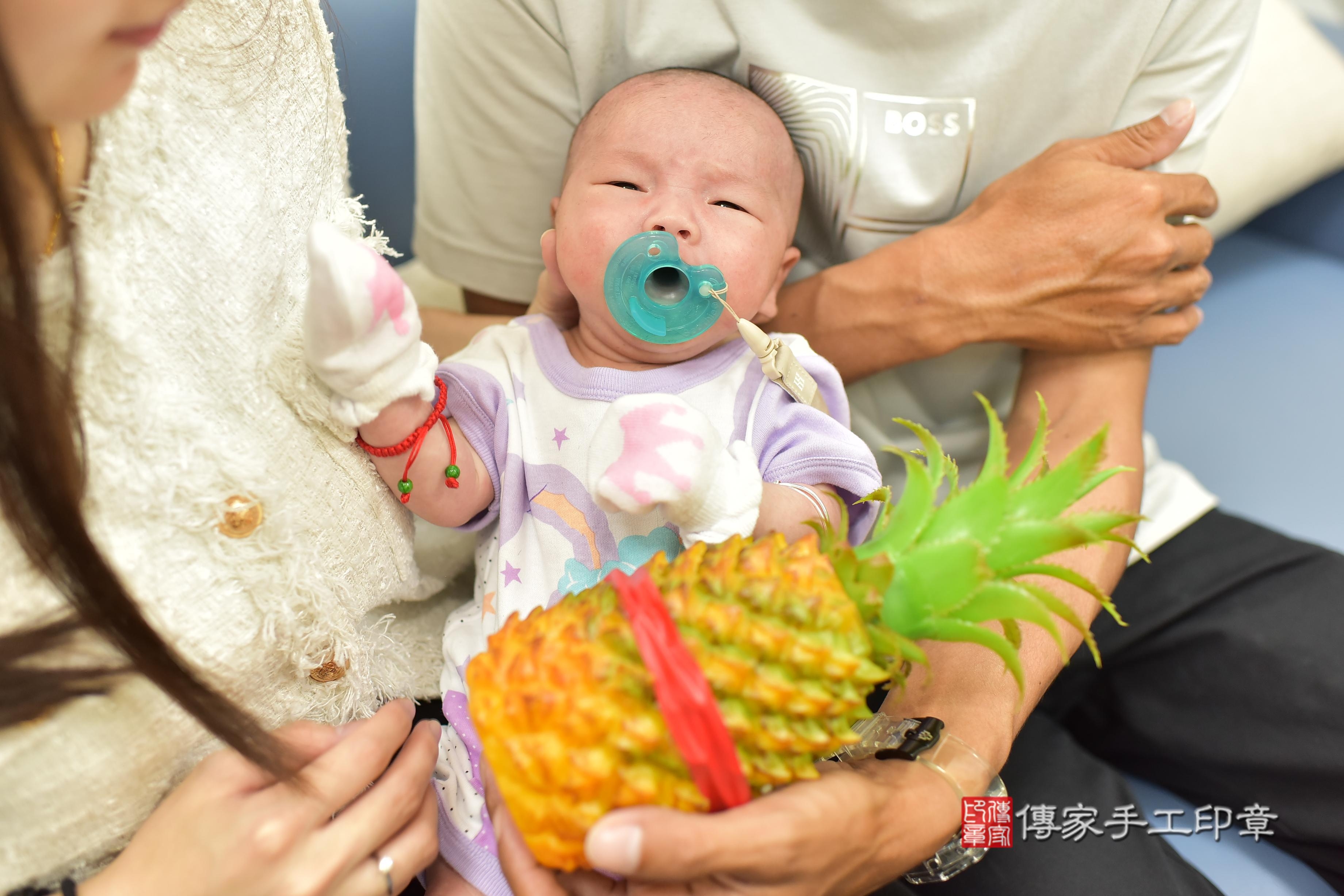 傳家手工印章台南店、抓周、度脺、中國風會場、傳家嬰兒古禮、吉祥話、抓周道具物品24種、拍照。抓周證書。寶寶抓周、滿周歲、生日快樂、祝福