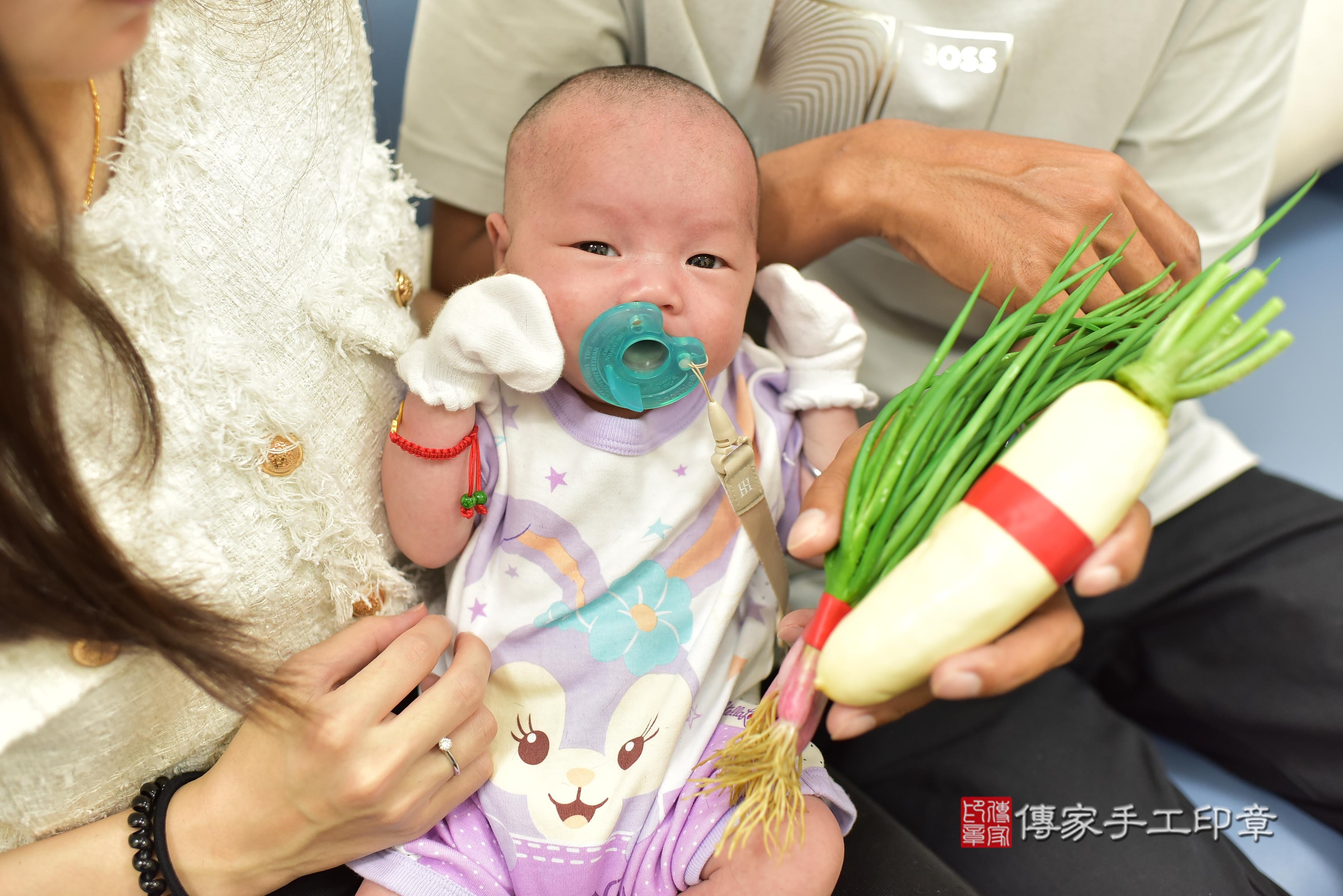 傳家手工印章台南店、抓周、度脺、中國風會場、傳家嬰兒古禮、吉祥話、抓周道具物品24種、拍照。抓周證書。寶寶抓周、滿周歲、生日快樂、祝福