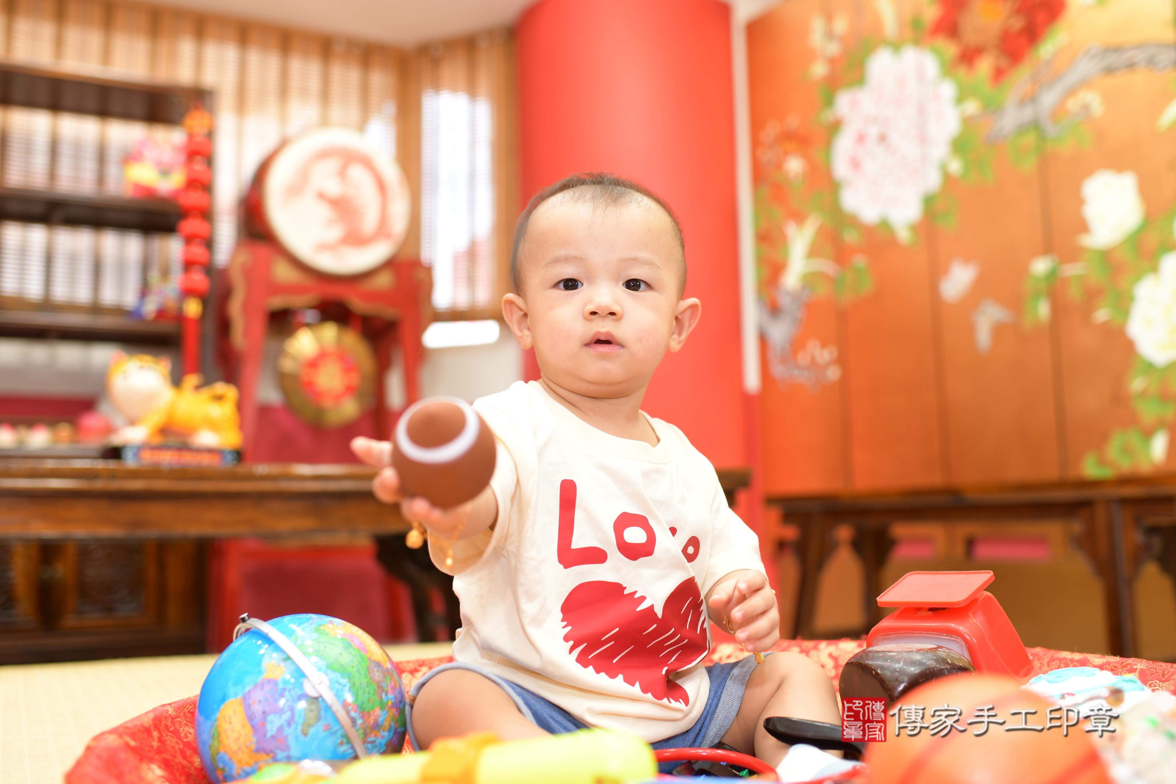 傳家手工印章高雄店、抓周、度脺、中國風會場、傳家嬰兒古禮、吉祥話、抓周道具物品24種、拍照。抓周證書。寶寶抓周、滿周歲、生日快樂、祝福