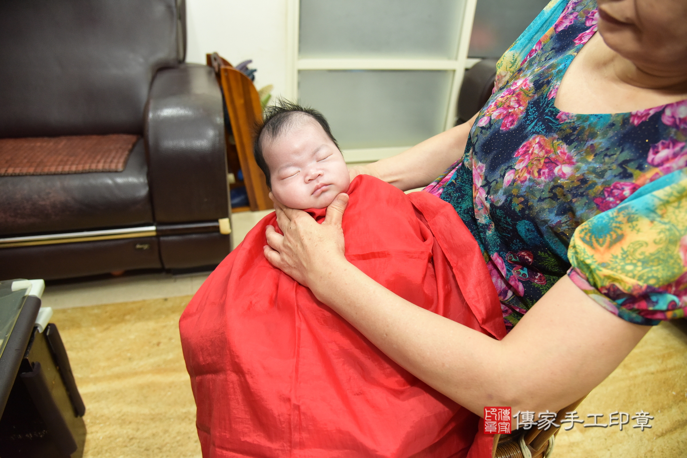 小翊寶寶(新北市永和區到府嬰兒小翊寶寶滿月剃頭理髮、到府嬰兒剃胎毛儀式吉祥話)。到府剃頭剃胎毛主持、專業拍照、證書。★購買「臍帶章、肚臍章、胎毛筆刷印章」贈送：剃頭、收涎、抓周，三選一。2024.6.2，照片11