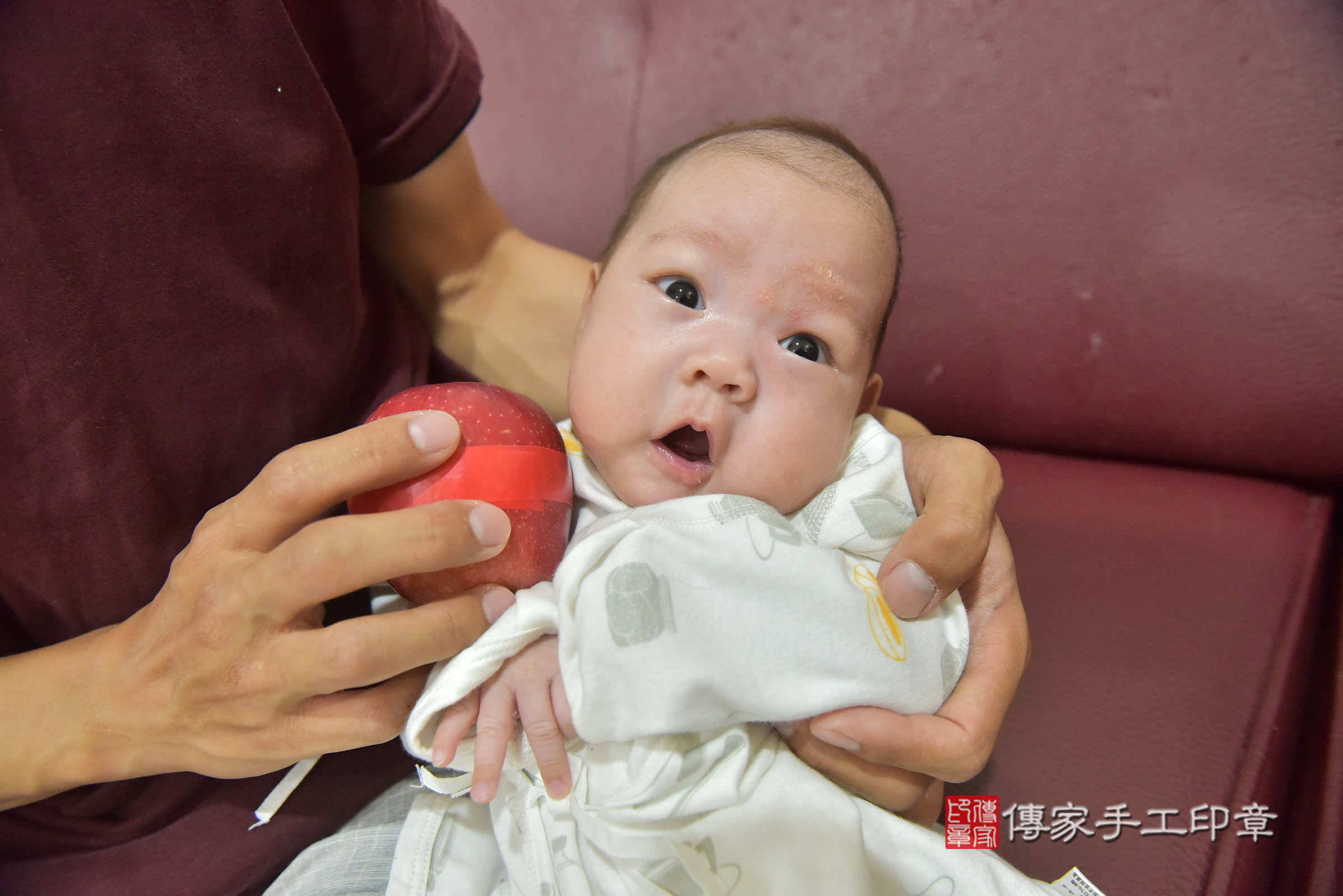 小瑾寶寶(台中市西屯區到府嬰兒小瑾寶寶滿月剃頭理髮、到府嬰兒剃胎毛儀式吉祥話)。到府剃頭剃胎毛主持、專業拍照、證書。★購買「臍帶章、肚臍章、胎毛筆刷印章」贈送：剃頭、收涎、抓周，三選一。2024.5.18，照片10