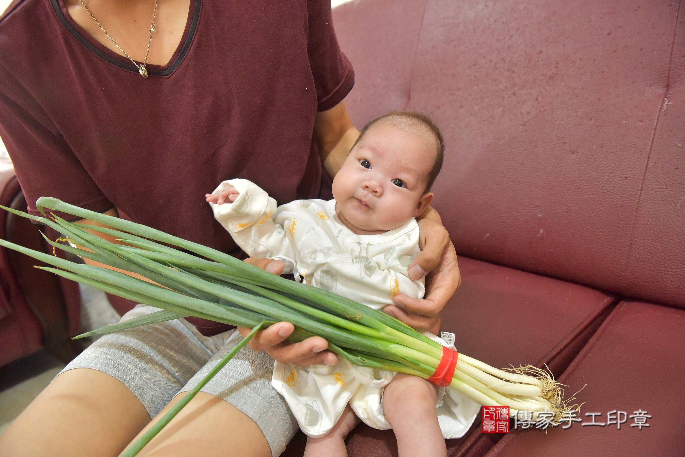 小瑾寶寶(台中市西屯區到府嬰兒小瑾寶寶滿月剃頭理髮、到府嬰兒剃胎毛儀式吉祥話)。到府剃頭剃胎毛主持、專業拍照、證書。★購買「臍帶章、肚臍章、胎毛筆刷印章」贈送：剃頭、收涎、抓周，三選一。2024.5.18，照片5