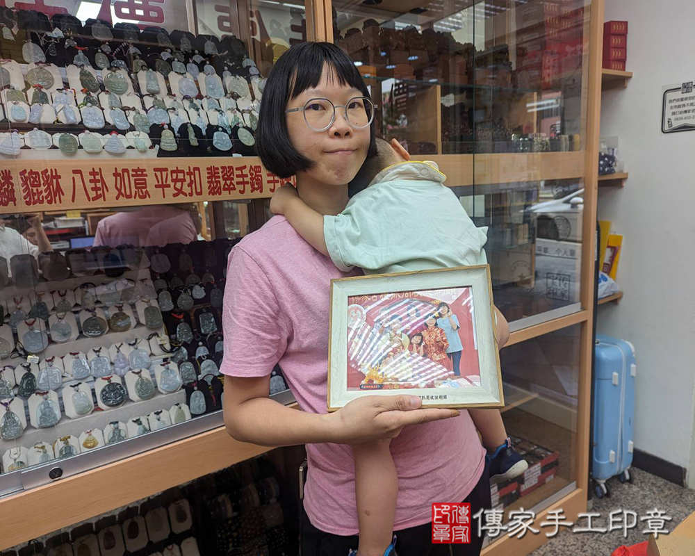 台中市潭子區恩恩寶貝抓周推薦：傳家台中店抓周度脺中國風會場，嬰兒古禮抓周流程儀式吉祥話、抓周道具物品24種、拍照。抓周證書。2024.05.19