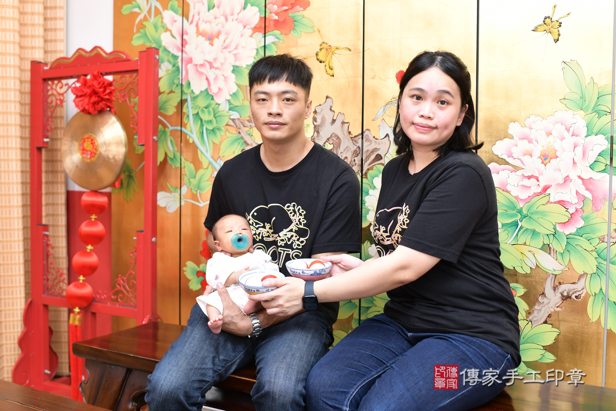 小宸寶寶(台北市大同區嬰兒寶寶滿月剃頭理髮、嬰兒剃胎毛儀式吉祥話)。中國風會場，爸媽寶貝穿「日中韓」古裝禮服。專業拍照、證書。★購買「臍帶章、肚臍章、胎毛筆刷印章」贈送：剃頭、收涎、抓周，三選一。2024.6.1，照片6