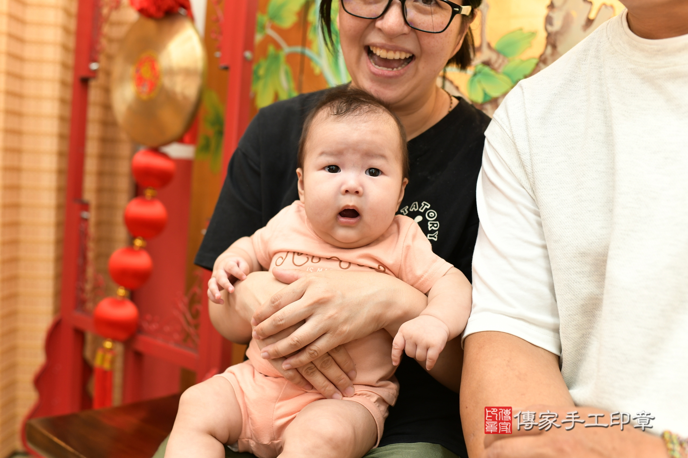 歆歆寶寶(台北市大同區嬰兒寶寶滿月剃頭理髮、嬰兒剃胎毛儀式吉祥話)。中國風會場，爸媽寶貝穿「日中韓」古裝禮服。專業拍照、證書。★購買「臍帶章、肚臍章、胎毛筆刷印章」贈送：剃頭、收涎、抓周，三選一。2024.6.1，照片6