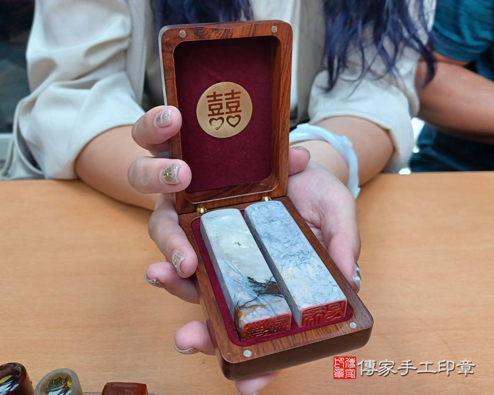 顧客滿意推薦開運結婚對章-台中市北屯區-詹先生。印章材質：全手工噴砂雪花紫玉。2024.05.28