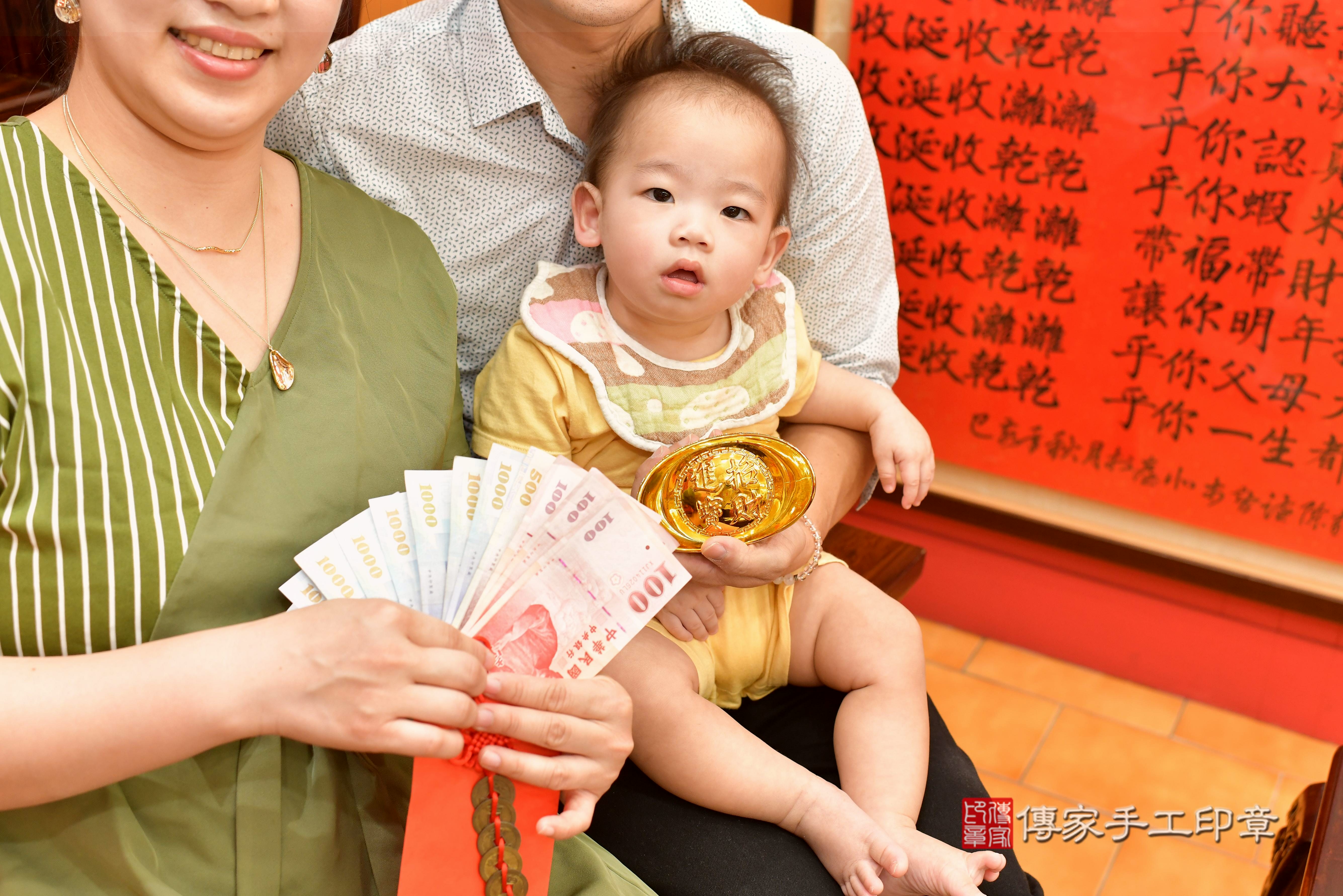 傳家手工印章桃園店、抓周、度脺、中國風會場、傳家嬰兒古禮、吉祥話、抓周道具物品24種、拍照。抓周證書。寶寶抓周、滿周歲、生日快樂、祝福