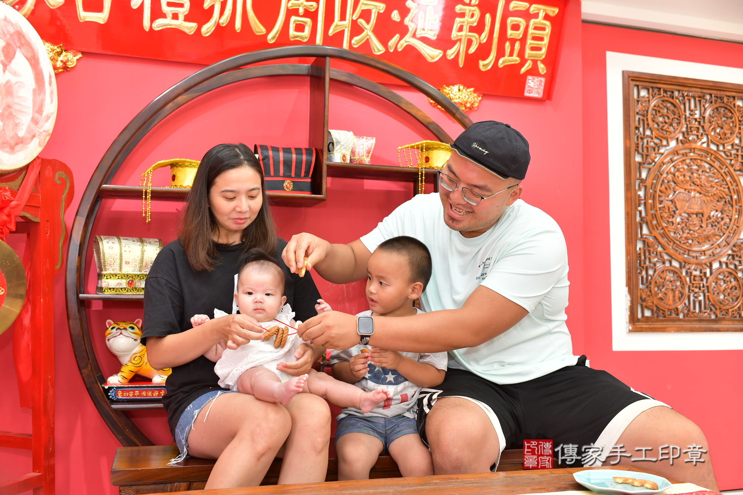 台中市北區芯芯寶寶收涎推薦：傳家台中店收涎中國風會場，嬰兒古禮收涎收口水流程儀式、收涎吉祥話、收涎餅乾、收涎拍照。收涎證書。2024.5.19，照片16